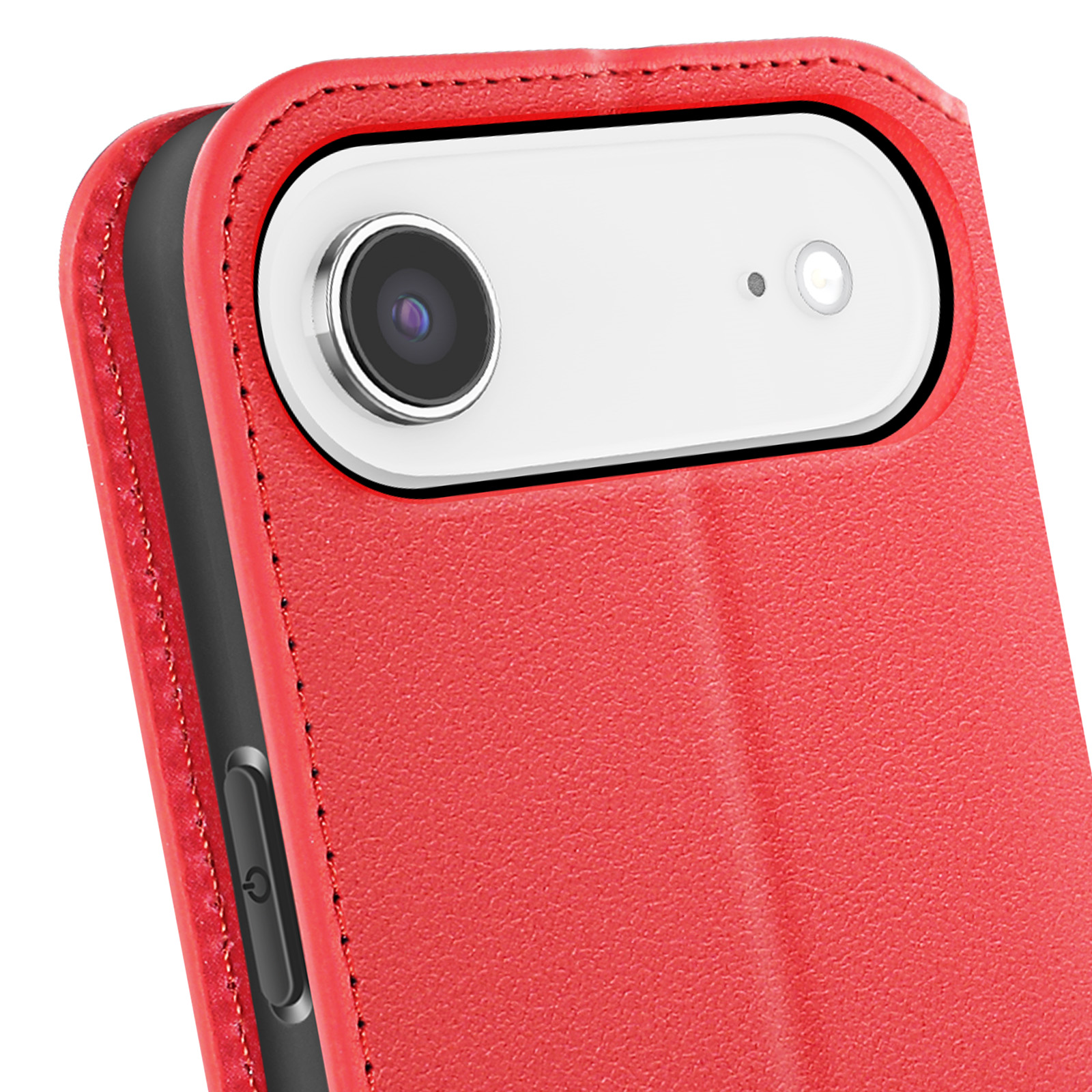 Primo piano di una custodia rossa per telefono con fotocamera e flash. La custodia ha una texture in pelle e un bordo nero.
