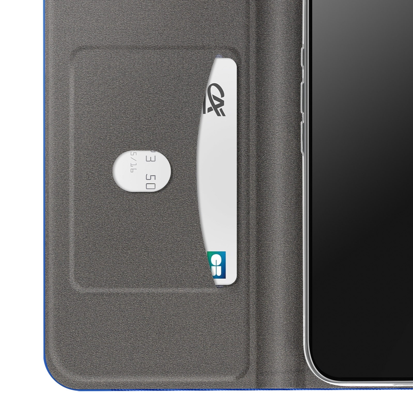 Una custodia per telefono con una carta di credito in tasca e un telefono. Custodia grigia con bordo blu.
