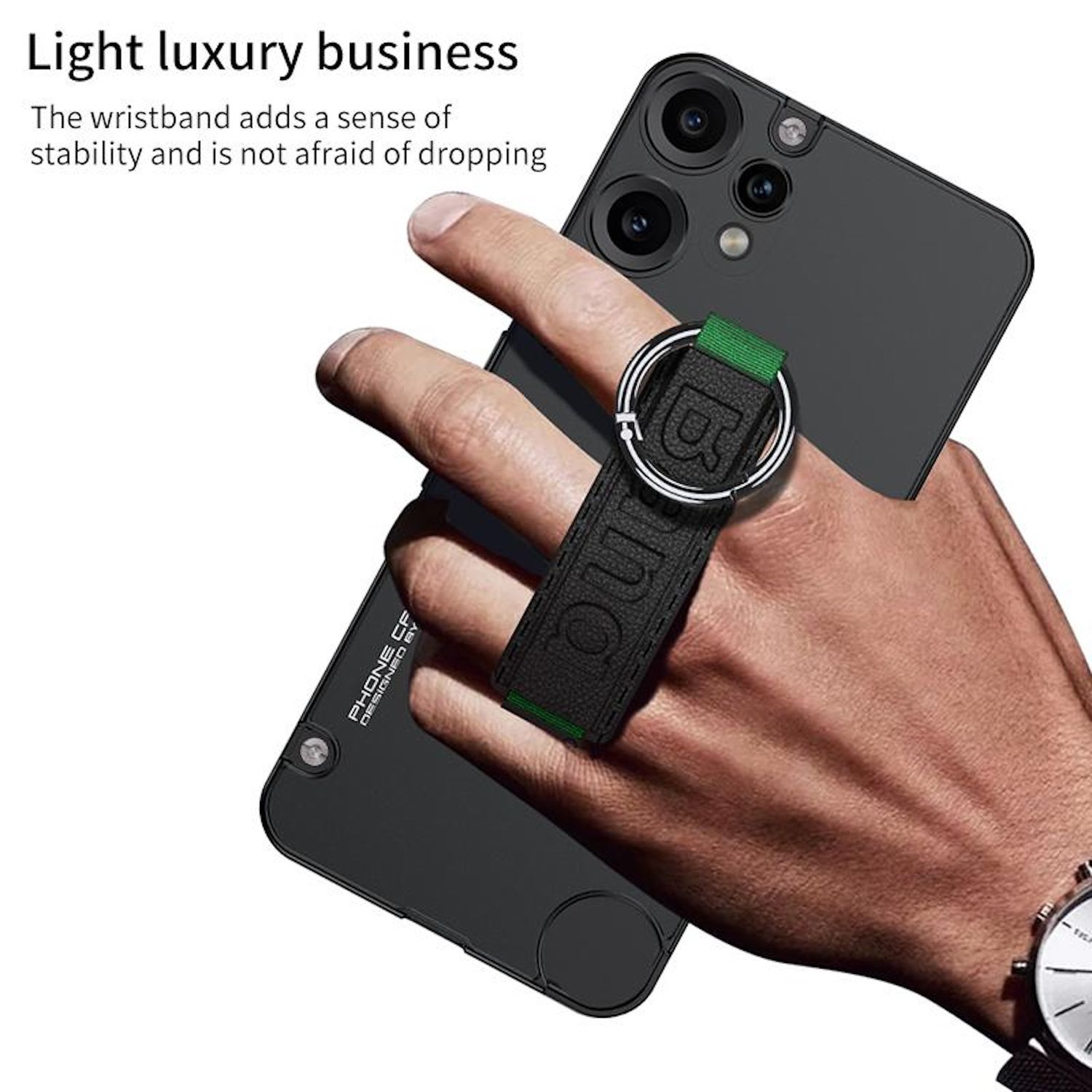 Eine Hand hält ein schwarzes Telefon mit einem Armband. Das Armband hat einen grünen Streifen und einen Silberring.
