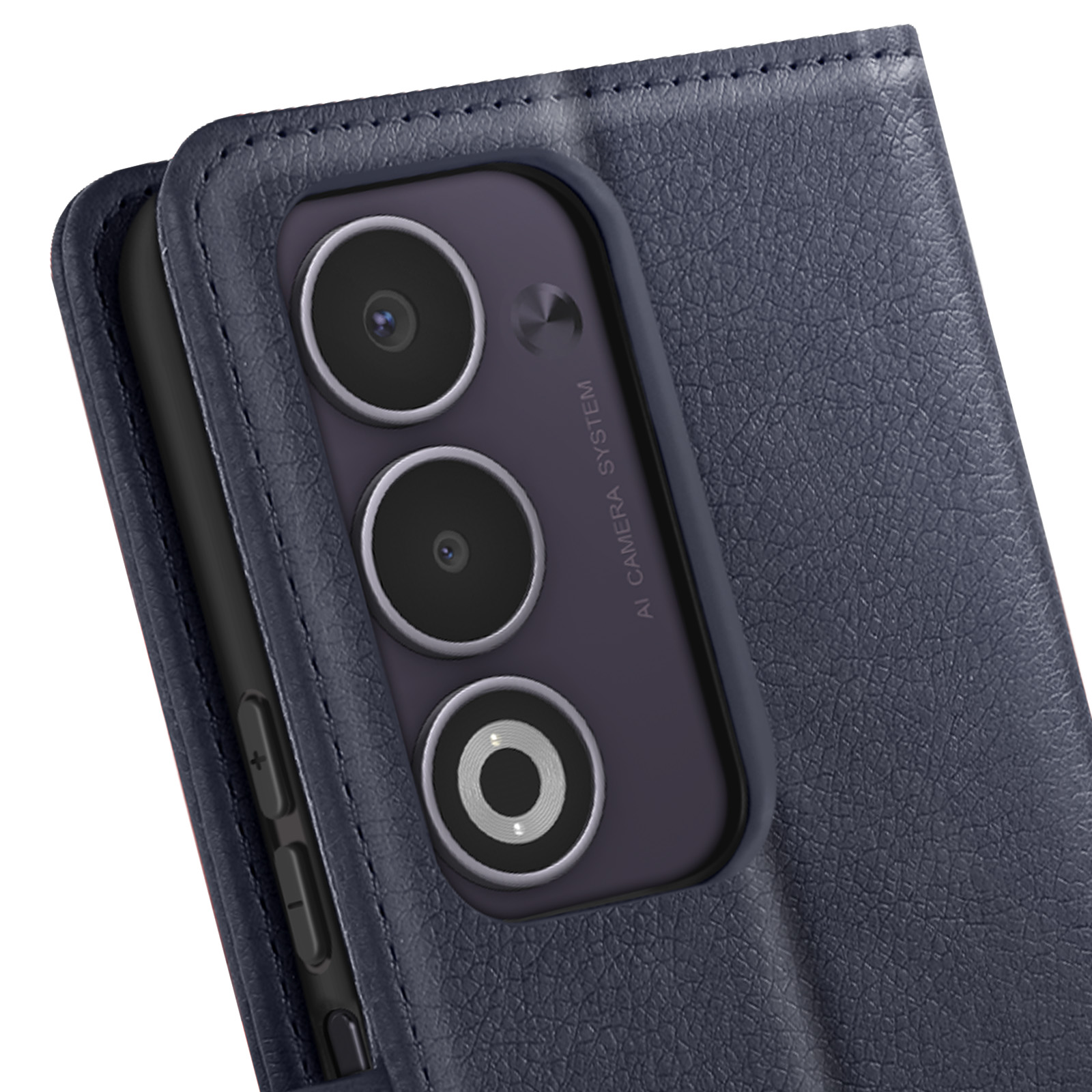 Primo piano di una custodia per telefono. Presenta tre obiettivi della fotocamera. È realizzata in pelle blu scuro strutturata. 'AI CAMERA SYSTEM' è visibile.