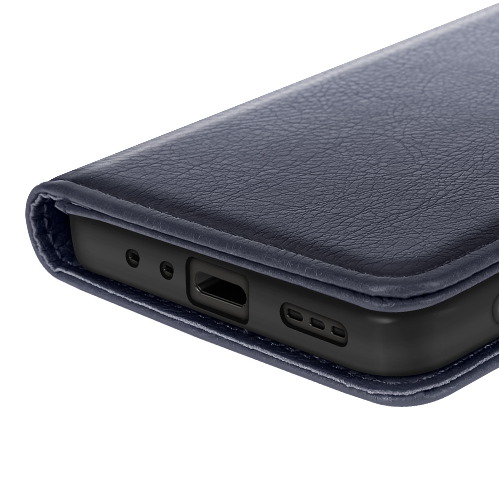 Primo piano di una custodia per telefono in pelle blu navy. La parte inferiore del telefono presenta una porta di ricarica e fori per altoparlanti.