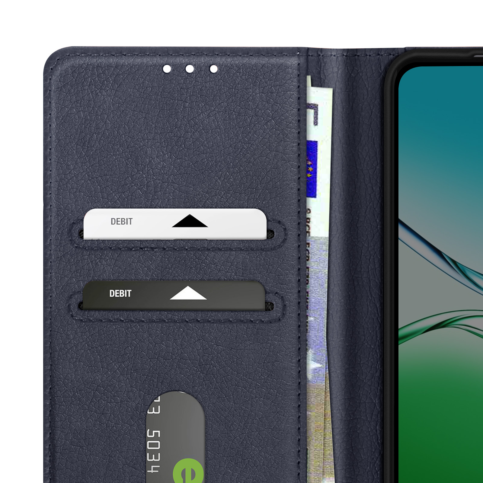 Custodia blu navy con fessure per carte. Sono visibili carte di debito. Sono presenti banconote e uno schermo del telefono.