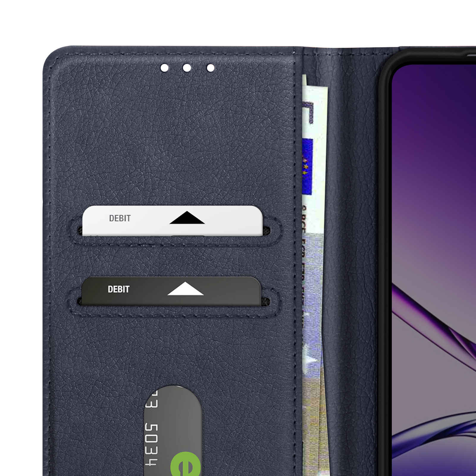 Portafoglio blu scuro con carte di debito e denaro. Un telefono è a destra.