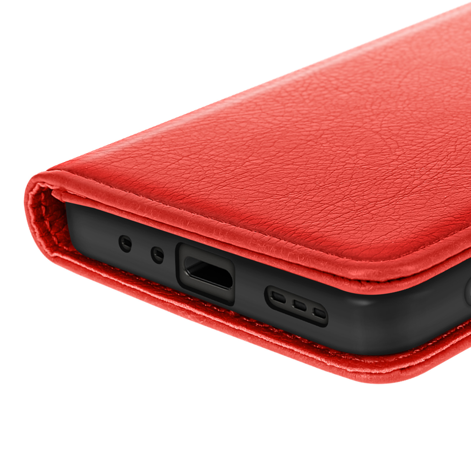 Primo piano di una custodia per telefono in pelle rossa. Il bordo nero del telefono con le porte è visibile, su sfondo bianco.