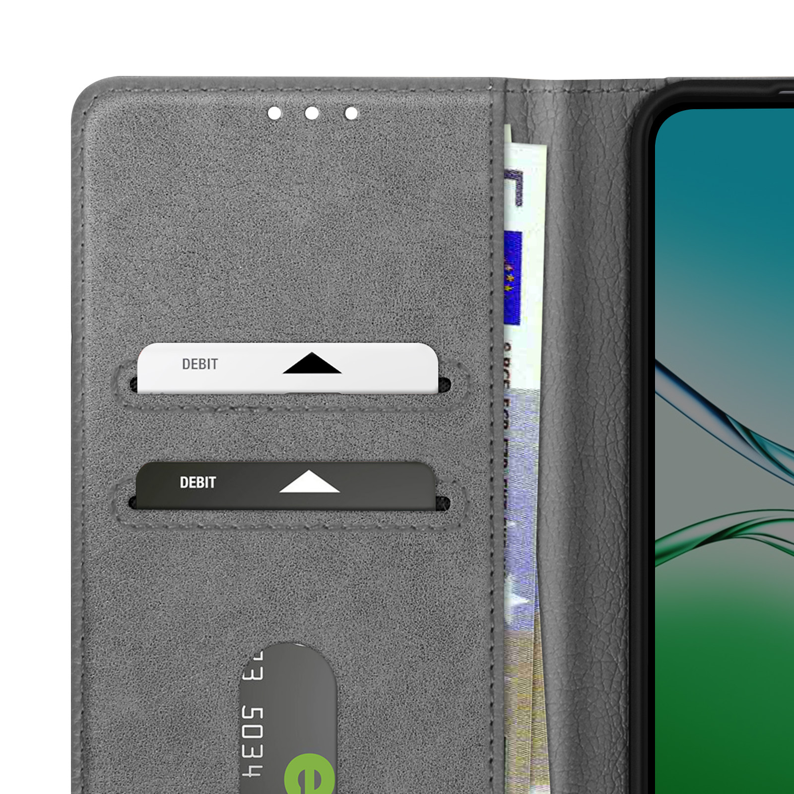 Primo piano di un portafoglio con carte DEBIT, denaro e uno schermo del telefono. Lo sfondo è bianco.