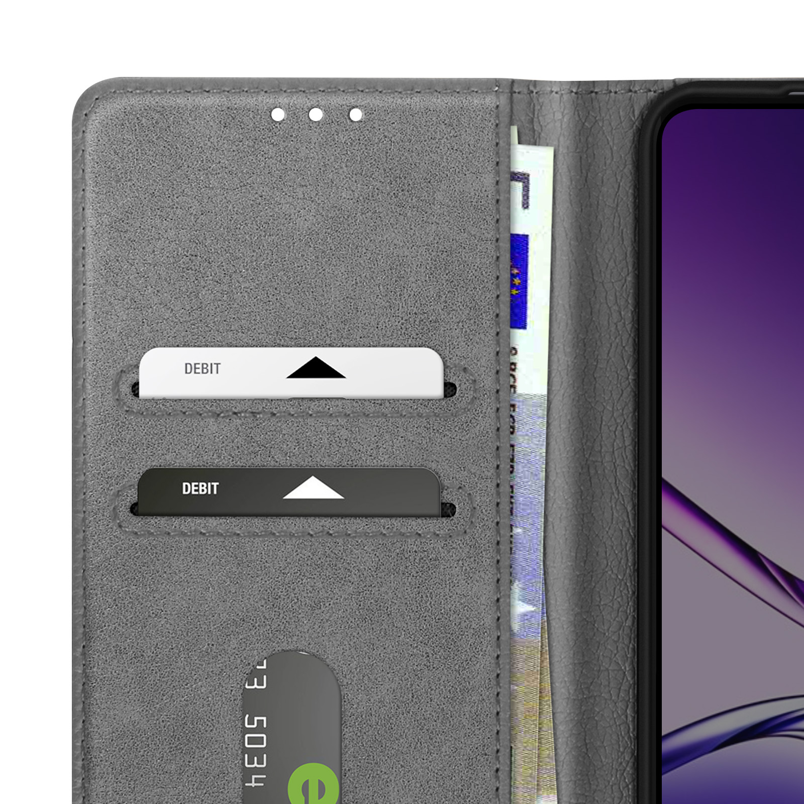 Primo piano di un portafoglio grigio con fessure per carte di debito, una banconota e uno schermo del telefono.