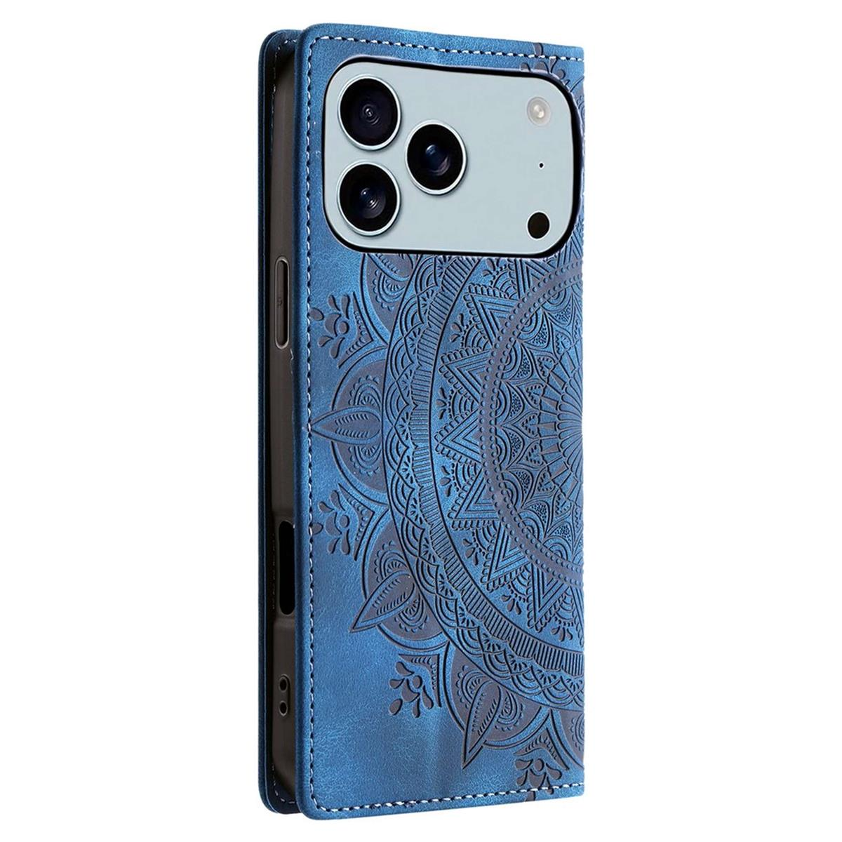Eine blaue Handyhülle mit Mandala-Design. Sie hat drei Kameralinsen und einen Blitz. Die Hülle ist offen.