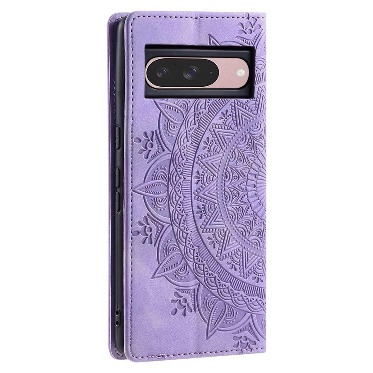 Eine lila Handyhülle mit geprägtem Mandala-Design. Die Hülle hat einen Kameraausschnitt und eine Klappe. Das Telefon ist im Inneren sichtbar.