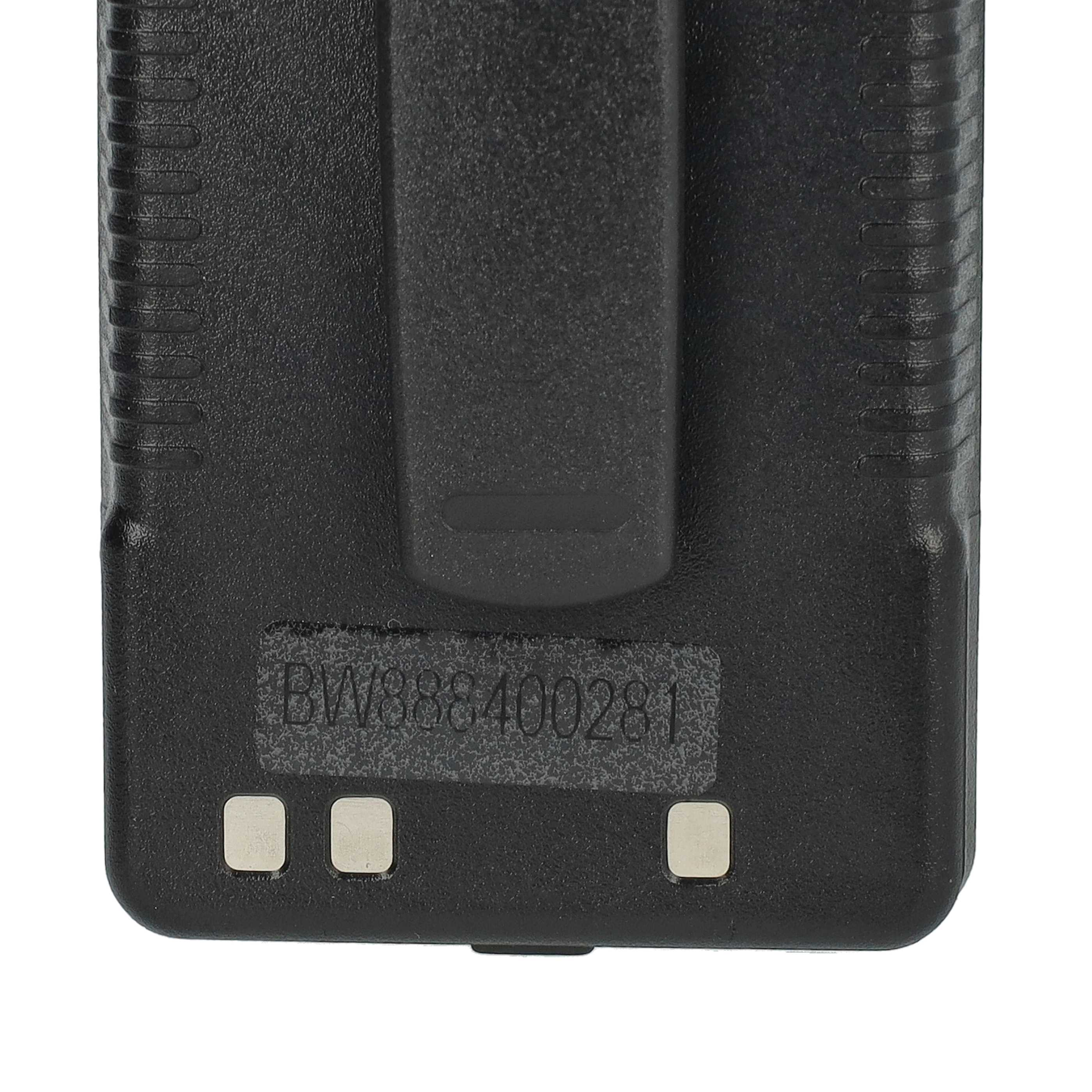 Ein schwarzes rechteckiges Objekt mit dem Text BW388400281. Am Boden befinden sich drei kleine silberne Quadrate.