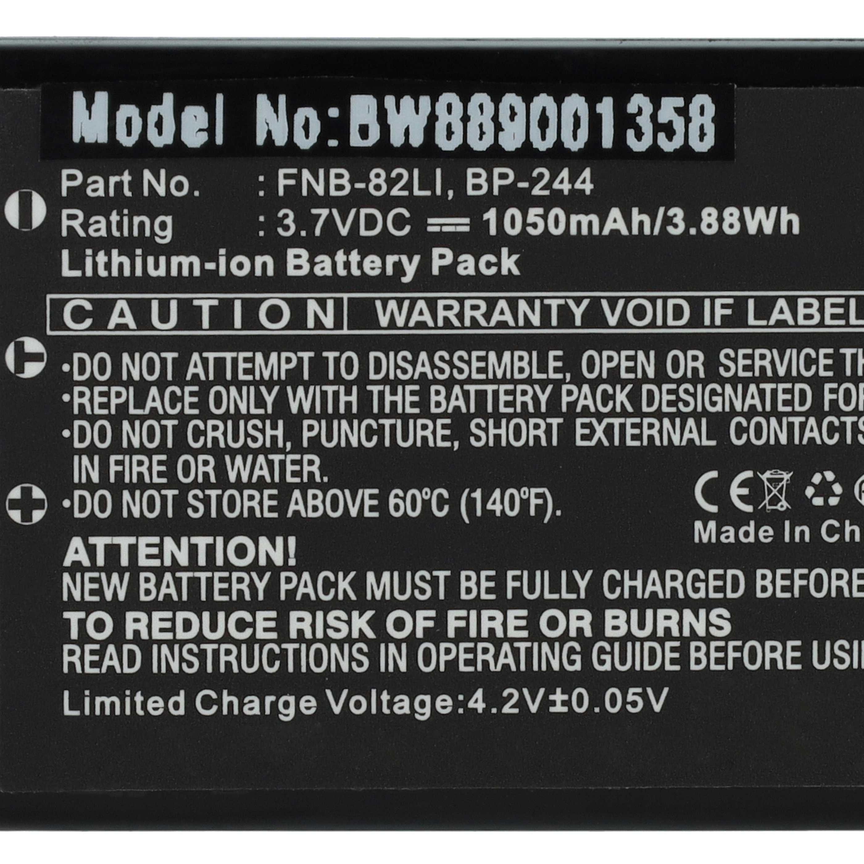 Ein schwarzes Etikett mit weißem Text enthält Batteriespezifikationen und Sicherheitshinweise. Modellnummer und Spannungsdetails sind sichtbar.