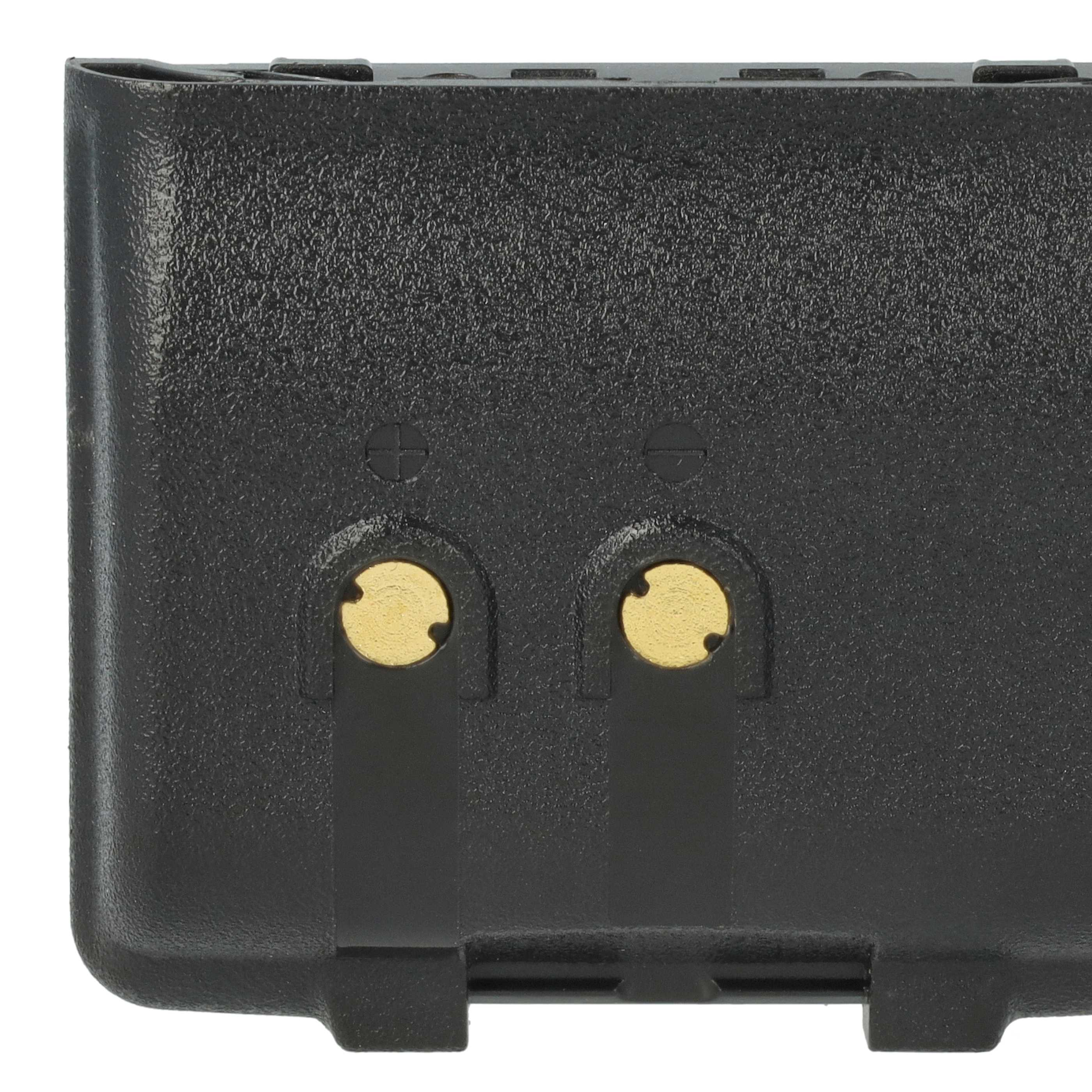 Nahaufnahme eines schwarzen Batteriegehäuses mit zwei goldfarbenen Kontaktpunkten.