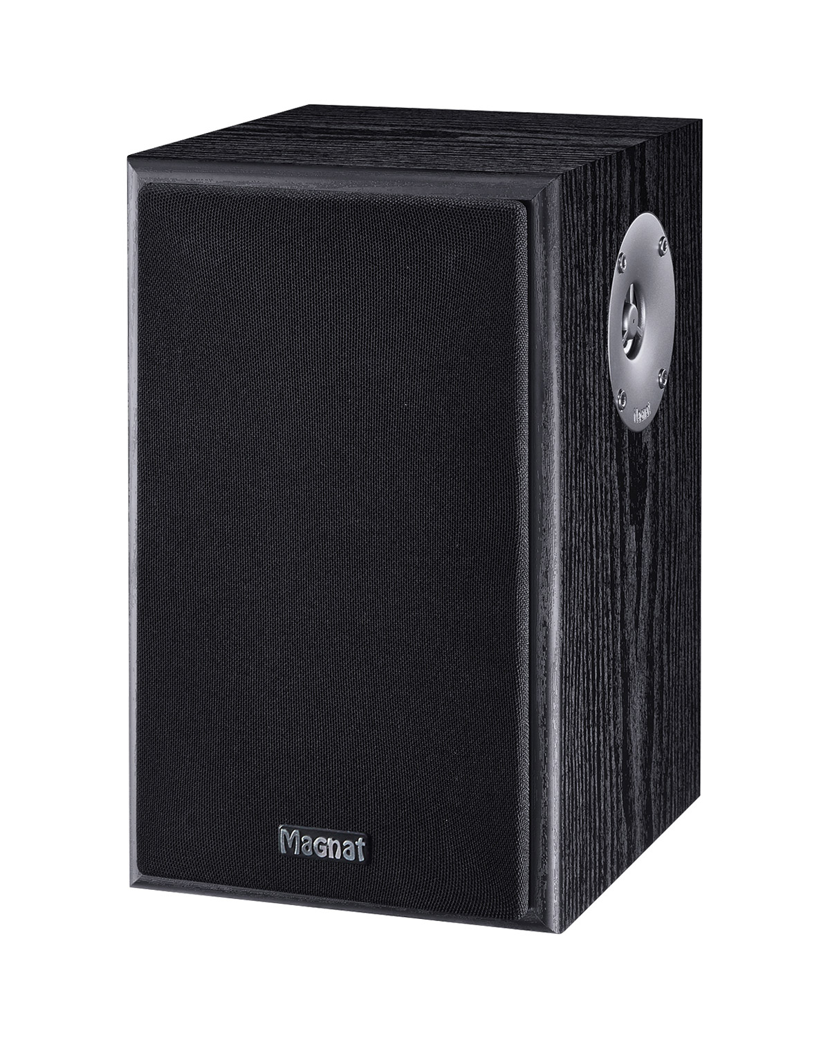 Czarny głośnik Magnat. Jest w kształcie pudełka, z teksturowanym przodem. Srebrny okrąg jest z boku. Jest na białym tle.