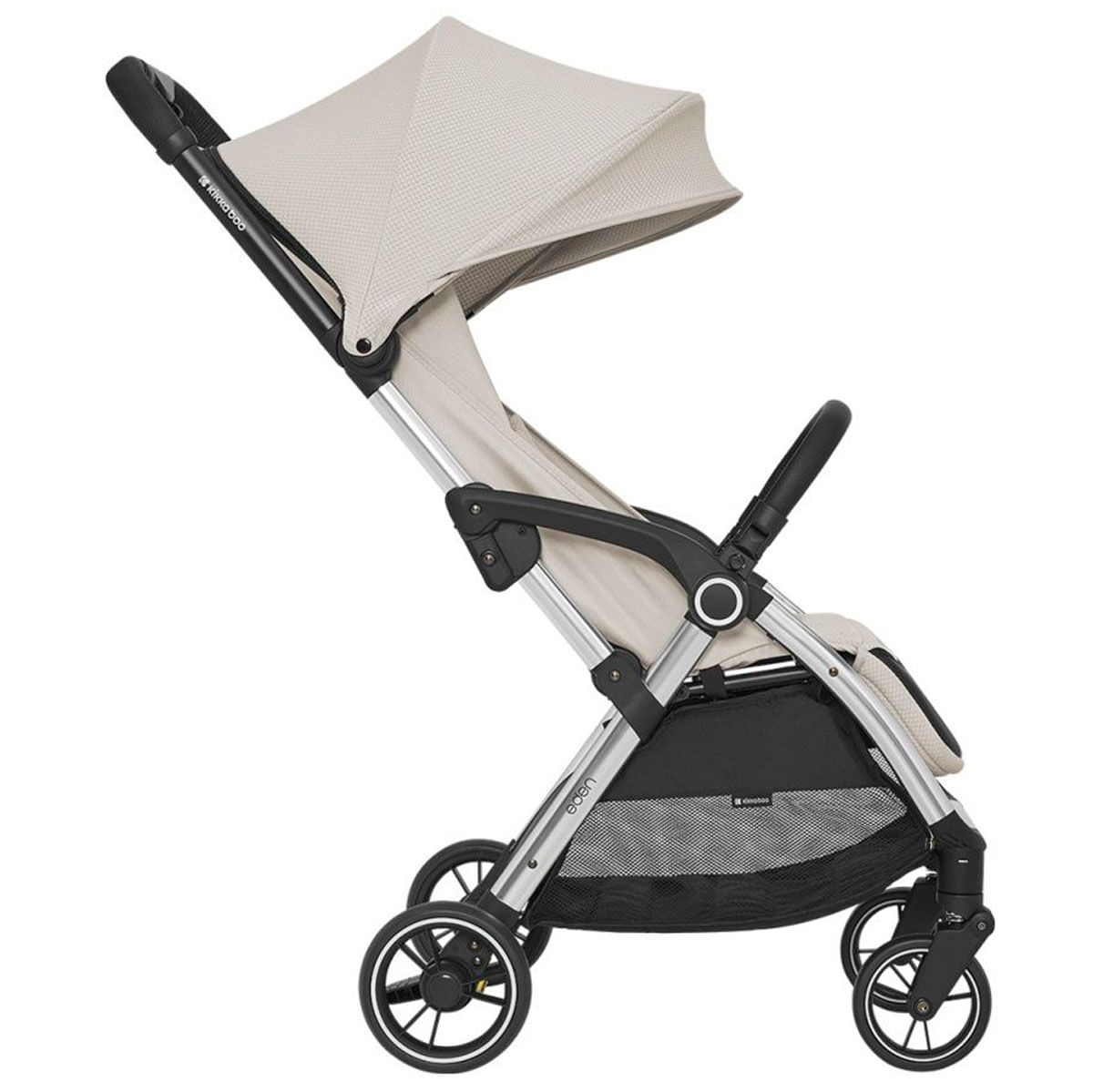 Ein beiger und schwarzer Kinderwagen steht auf weißem Hintergrund. Er hat vier Räder, ein Verdeck und einen Aufbewahrungskorb. Der Kinderwagen ist nach rechts abgewinkelt.