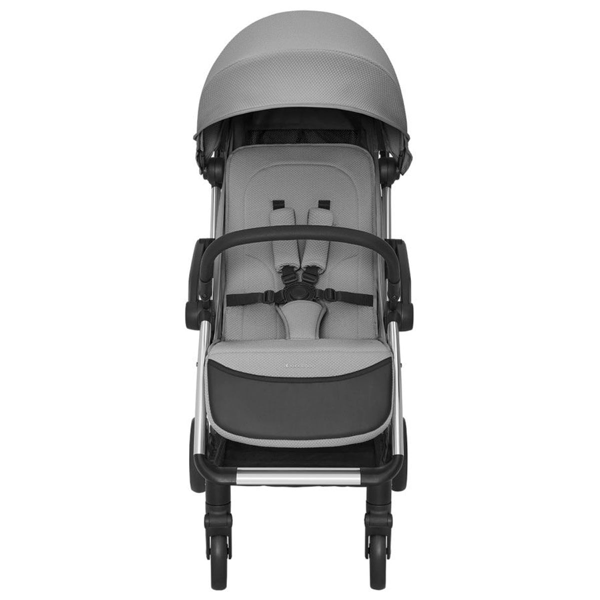 Ein grauer Kinderwagen mit Verdeck, schwarzem Griff und Rädern. Der Sitz ist grau mit schwarzem Unterteil. Sicherheitsgurte sind sichtbar.