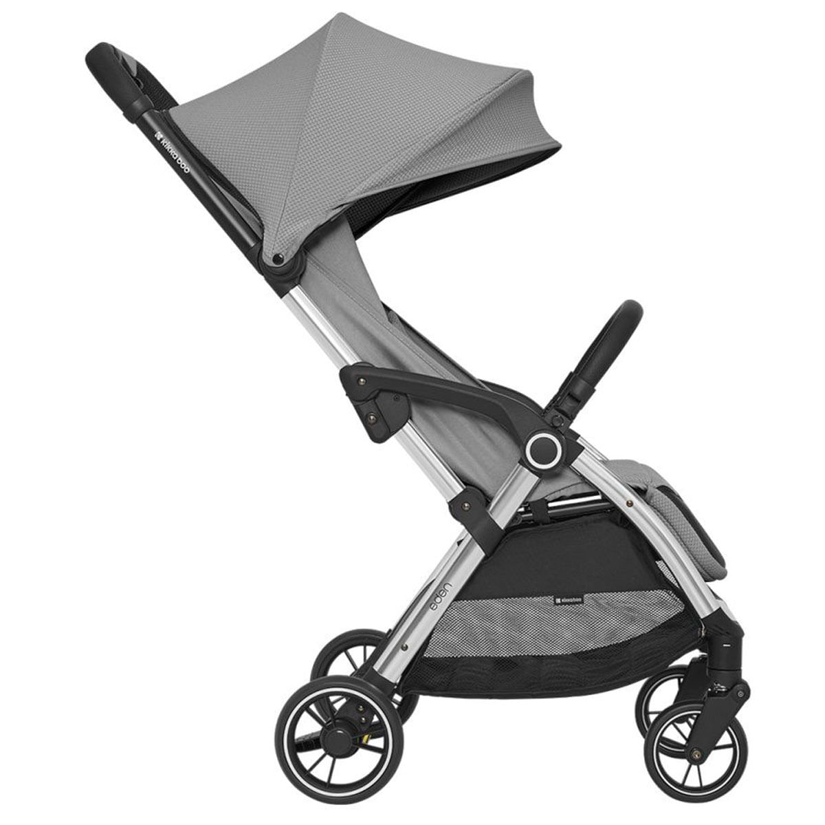 Ein grauer und silberner Kinderwagen mit Verdeck. Er hat vier Räder und einen schwarzen Griff. Das Wort 'eden' ist sichtbar.