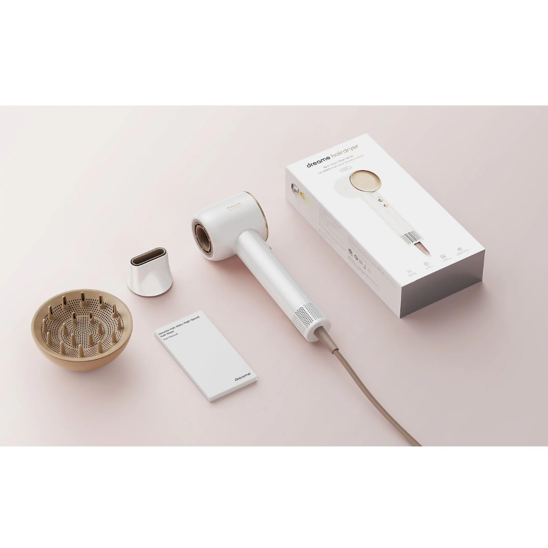 Un juego de secador de pelo blanco y dorado con accesorios y embalaje. La caja y el secador están marcados con "dreame hair dryer".