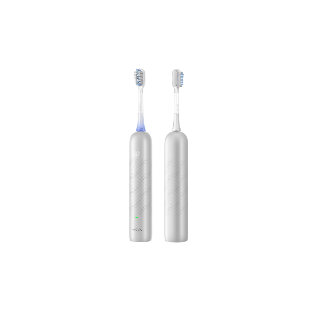 Dos cepillos de dientes eléctricos sobre fondo blanco. Son blancos con cerdas azules. El de la izquierda tiene un indicador de encendido verde.