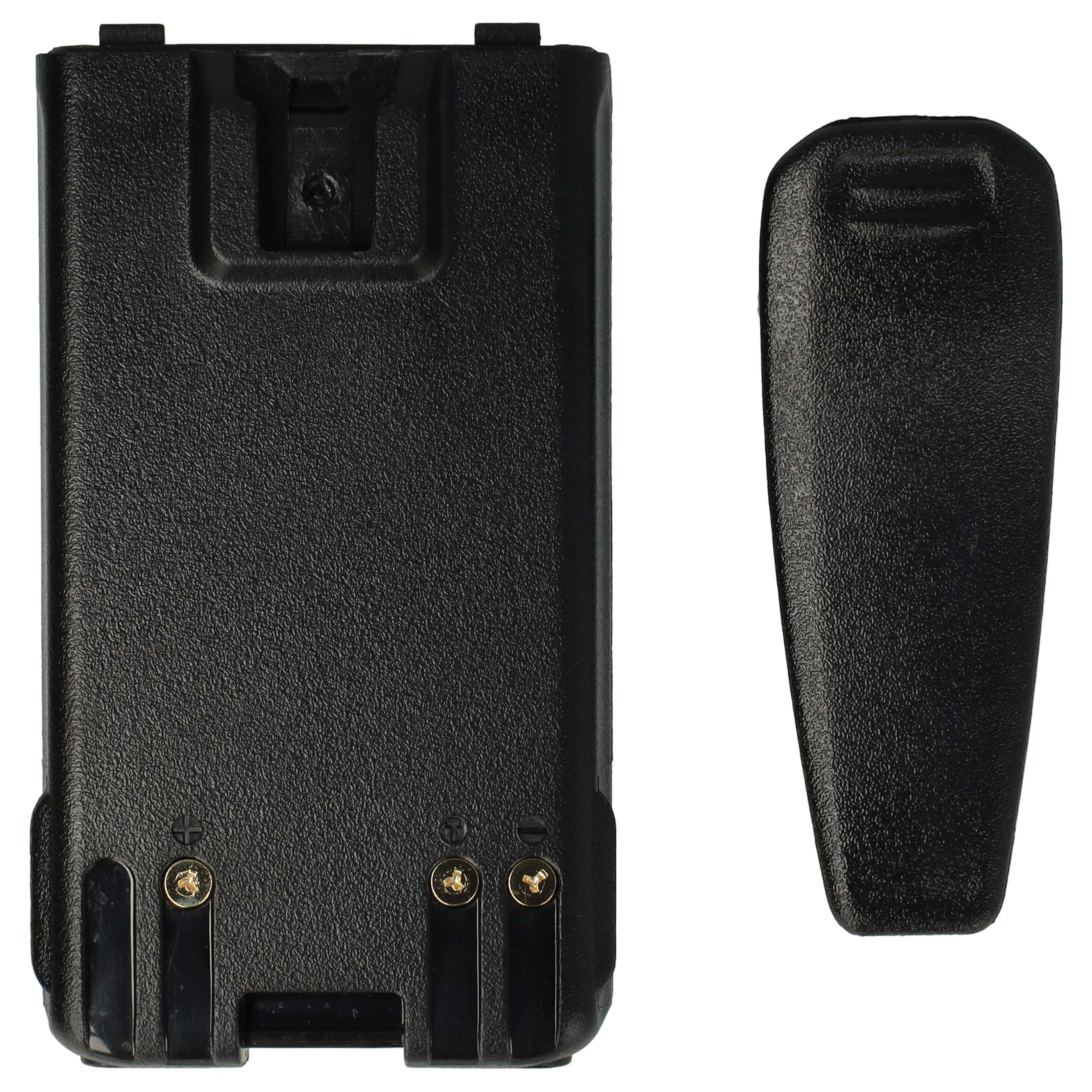 Schwarzer Funkbatteriepack und Clip auf weißem Hintergrund. Der Akkupack hat Schrauben und eine strukturierte Oberfläche.