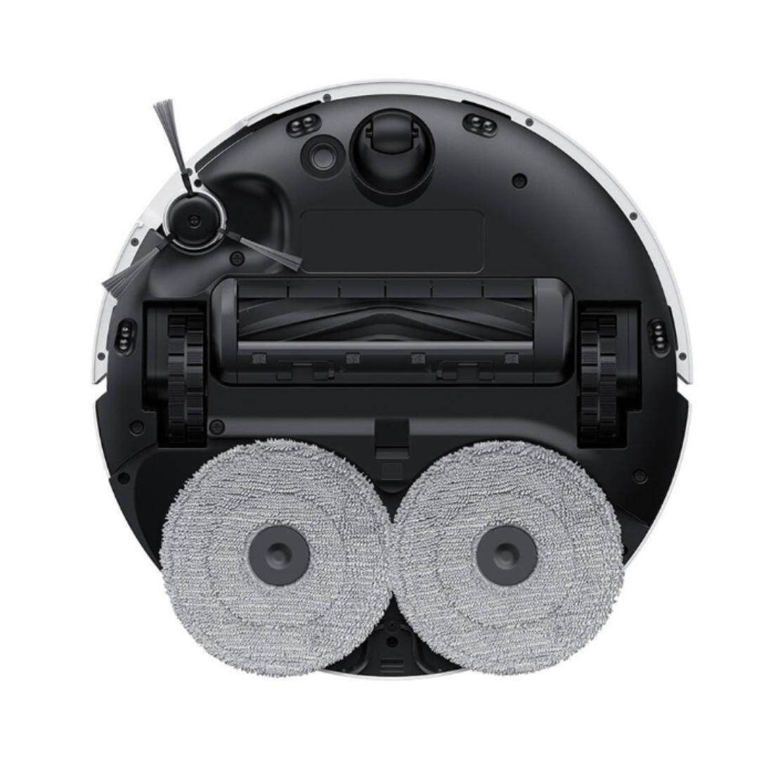 Vista inferior de un robot aspirador. Incluye dos almohadillas grises, ruedas negras y un cepillo giratorio.