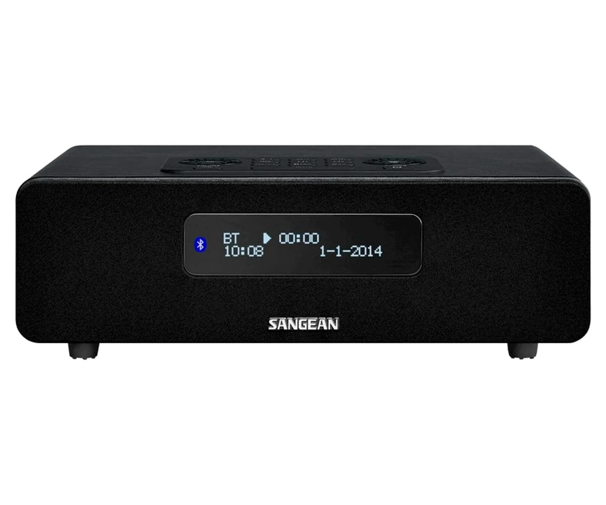 Czarny radioodtwarzacz Sangean z wyświetlaczem BT, czasu i daty. Z przodu głośnik.