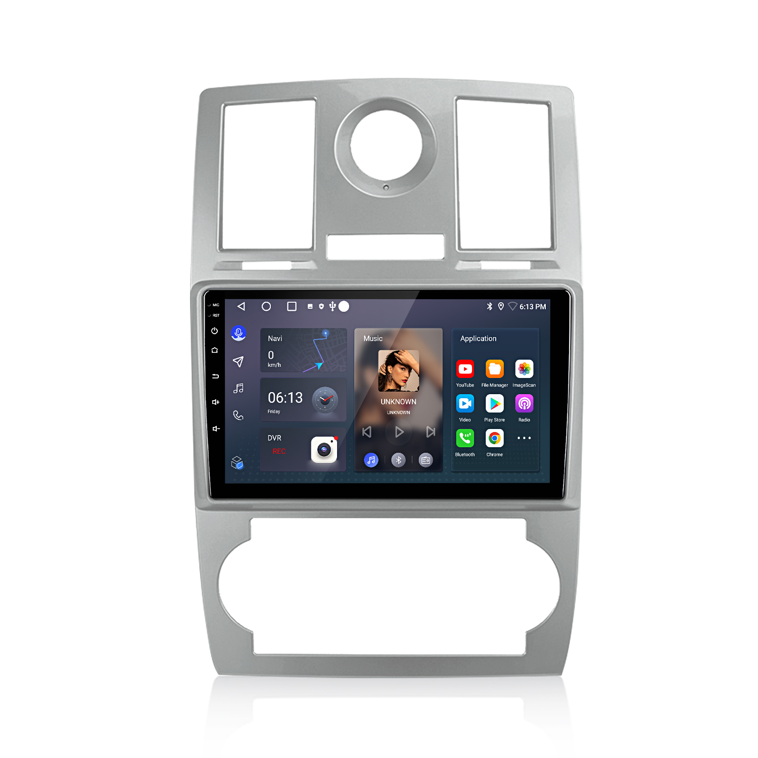 Ein Autoradio mit Touchscreen, das Navigation, Musik und Apps anzeigt. Das Radio ist silberfarben, mit drei Öffnungen und einem Bildschirm.