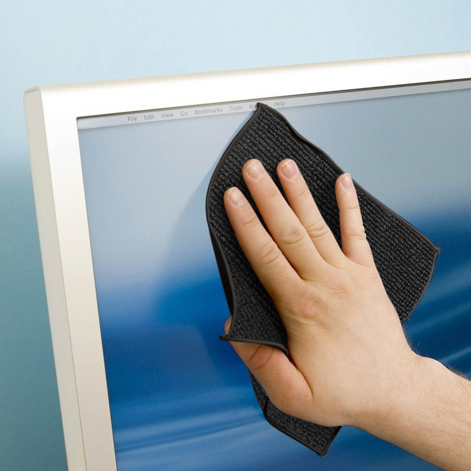 Una mano usa un panno nero per pulire lo schermo di un computer. Lo schermo mostra una sfumatura blu chiaro.
