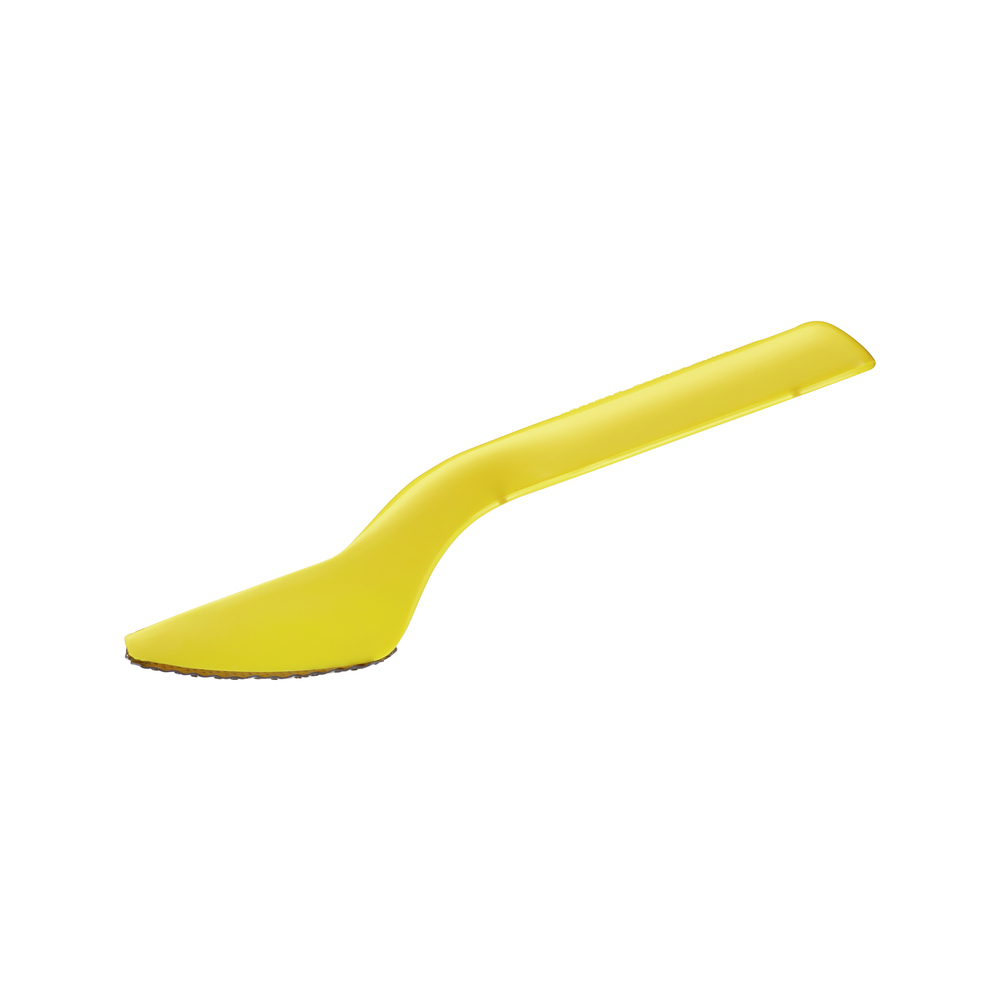 Ein gelber Plastikspatel auf weißem Hintergrund. Der Spatel hat einen gebogenen Griff und eine flache, breite Klinge mit strukturierter Kante.