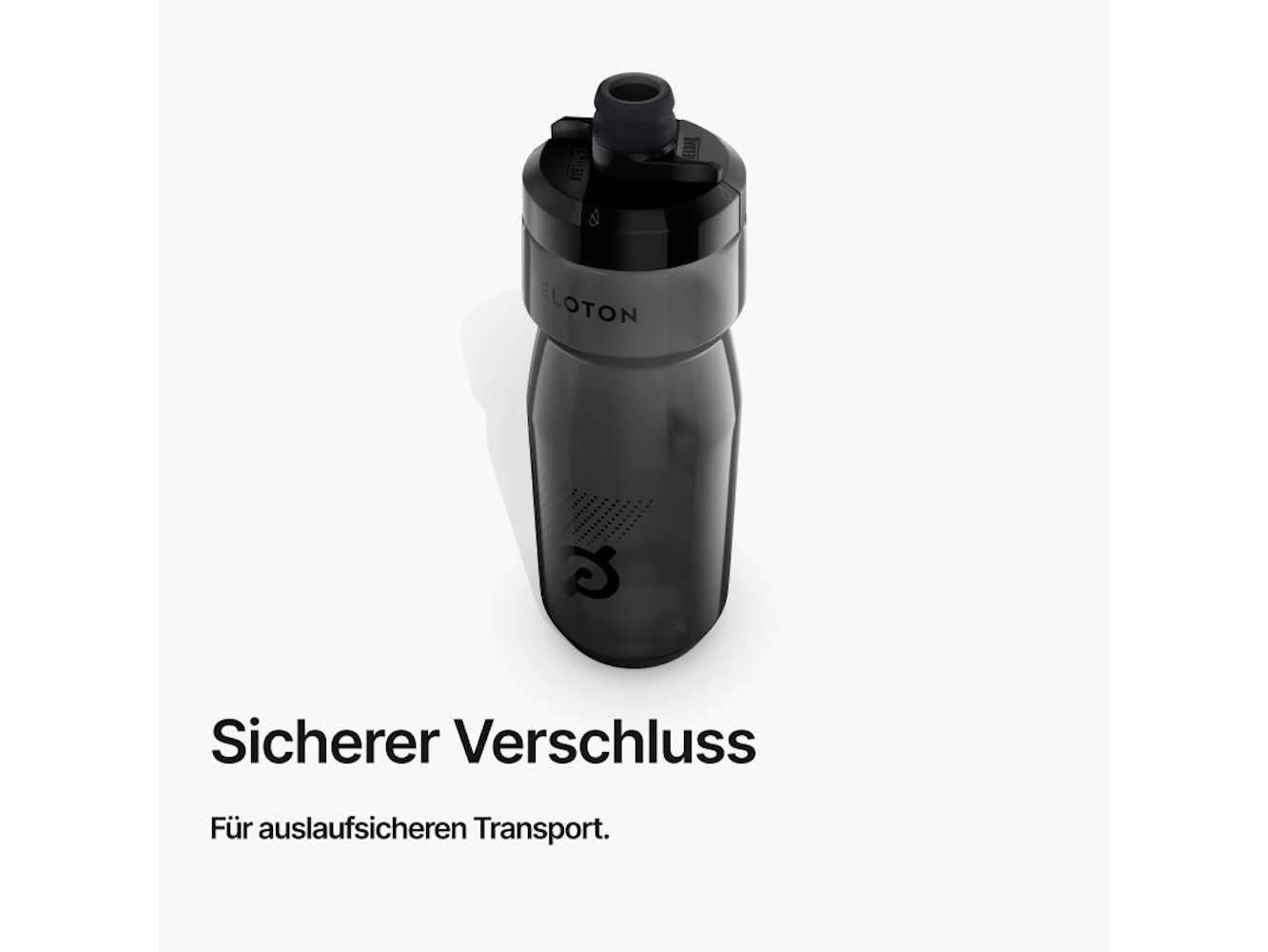 Eine schwarze Peloton-Wasserflasche auf weißem Grund. Sie hat einen schwarzen Deckel mit einem schwarzen Peloton-Logo auf der Flasche.