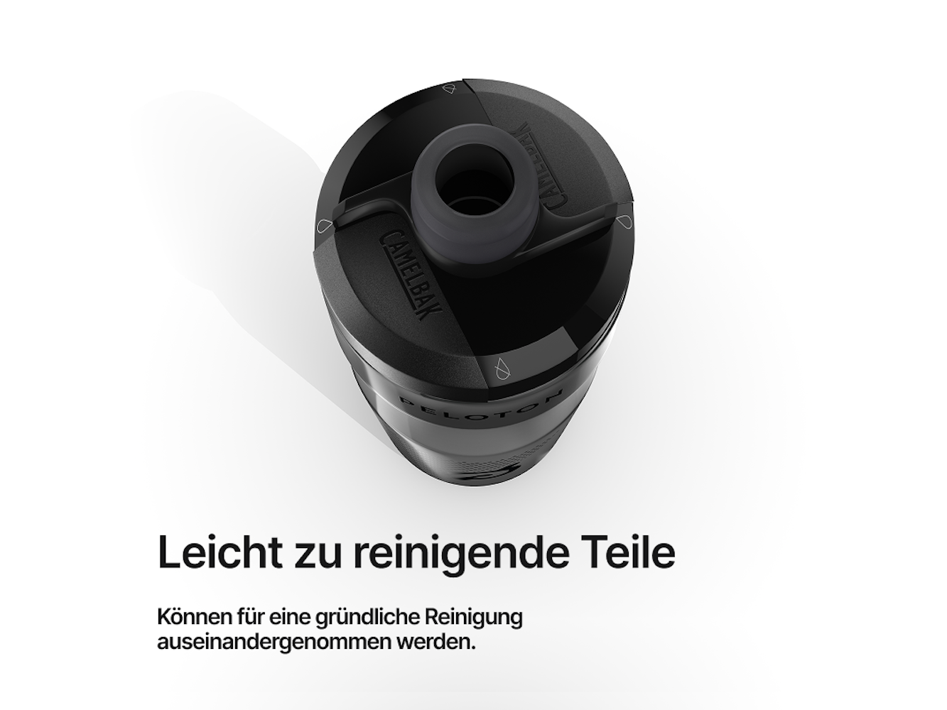 Schwarze Camelbak-Wasserflasche, Draufsicht. Der Deckel hat einen Trinkausguss. Text unten: Leicht zu reinigende Teile.