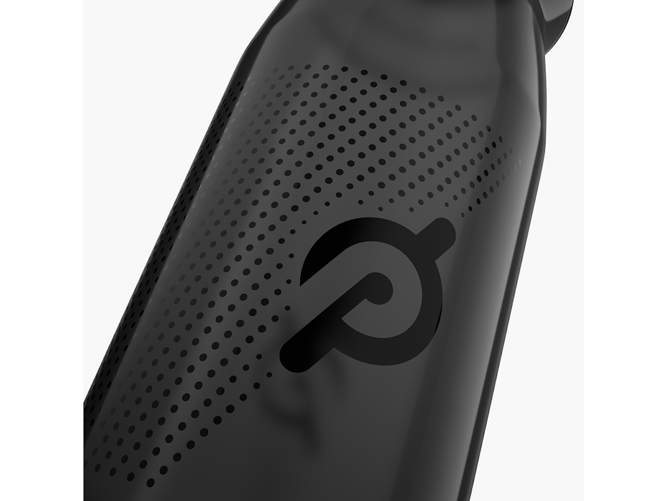 Schwarze Peloton-Trinkflasche. Die Flasche hat ein perforiertes Design mit dem Peloton-Logo. Der Hintergrund ist weiß.
