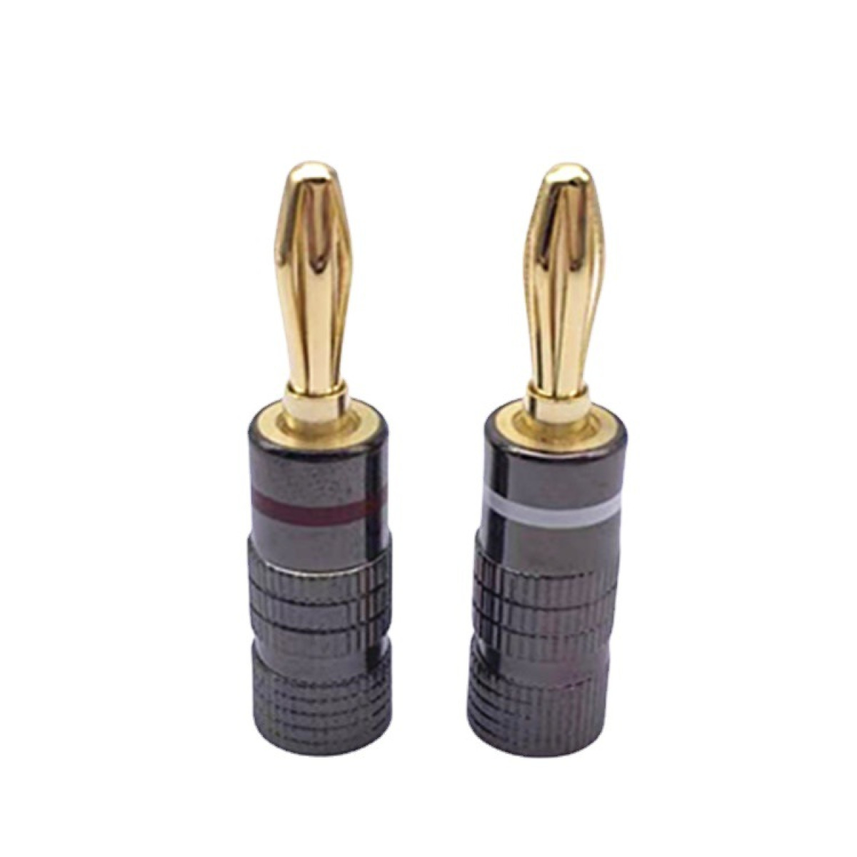 Zwei Bananenstecker, metallisch mit goldenen Spitzen, schwarzer Körper mit Farbringen, isoliert vor weißem Hintergrund.
