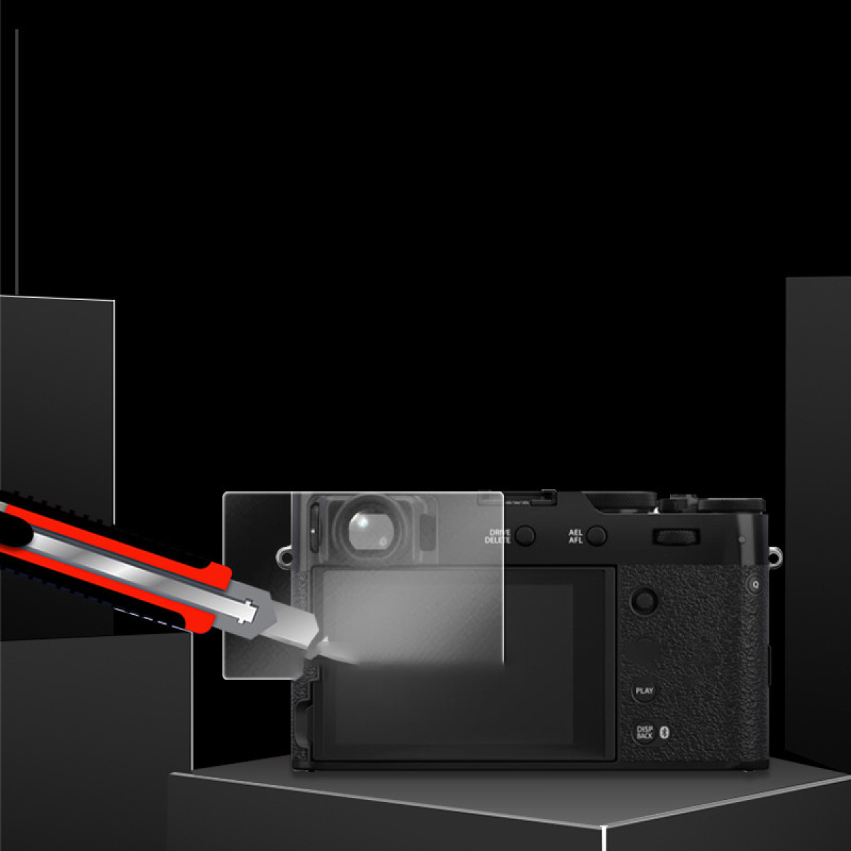 Aparat na stojaku z wycinaną folią ochronną. Do usunięcia folii używa się noża. Czarne tło.