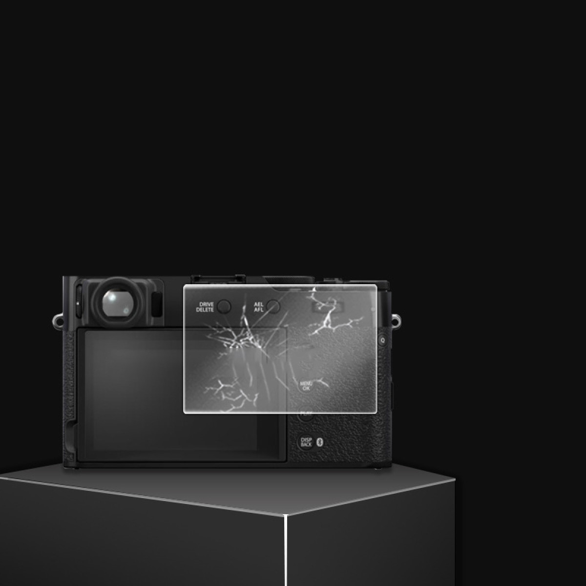 Czarny aparat na czarnym stojaku. Ekran z tyłu aparatu jest pęknięty. Tło jest jednolicie czarne.