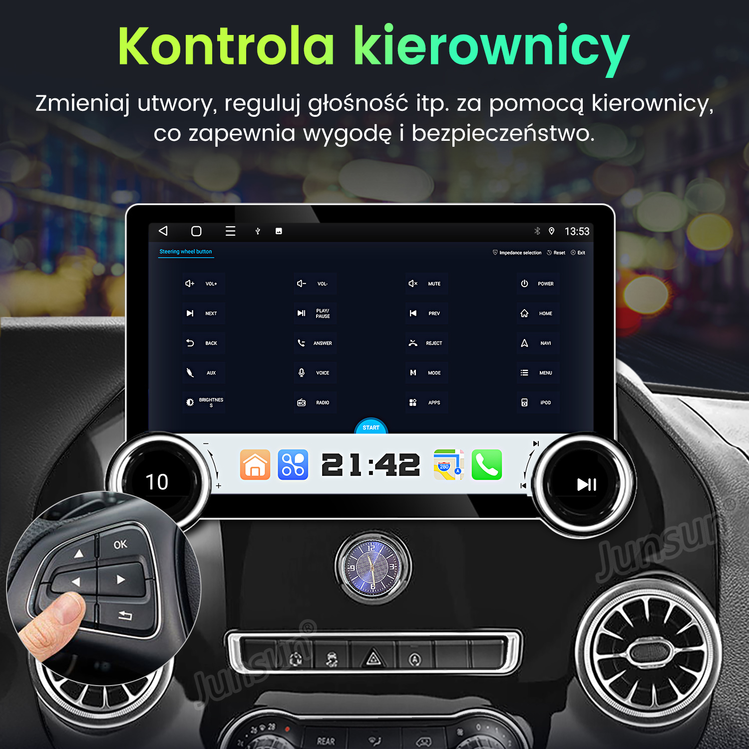 Wnętrze samochodu z panelem sterowania, przyciskami na kierownicy i zegarem. Ręka naciska przycisk na kierownicy.