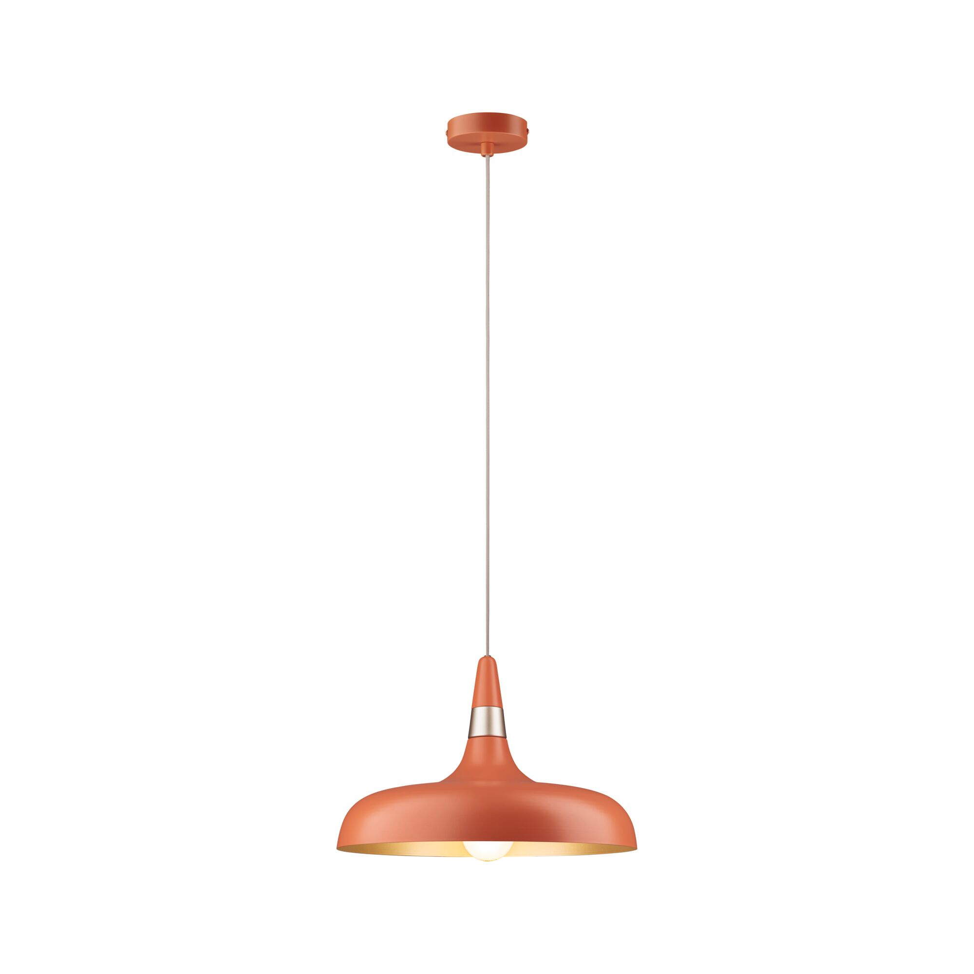 Eine orangefarbene Pendelleuchte hängt von der Decke. Sie hat einen runden Schirm und ein silbernes Band.