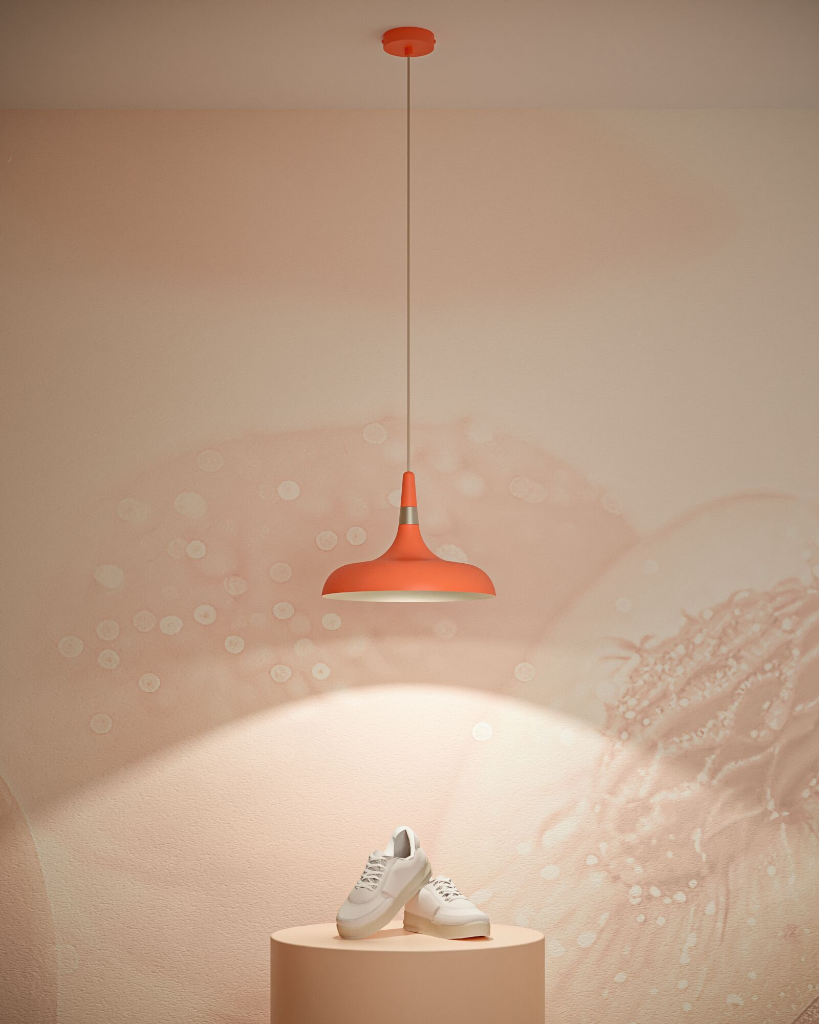Eine orangefarbene Pendelleuchte beleuchtet weiße Turnschuhe auf einem Sockel. Der Hintergrund ist eine pfirsichfarbene Wand.