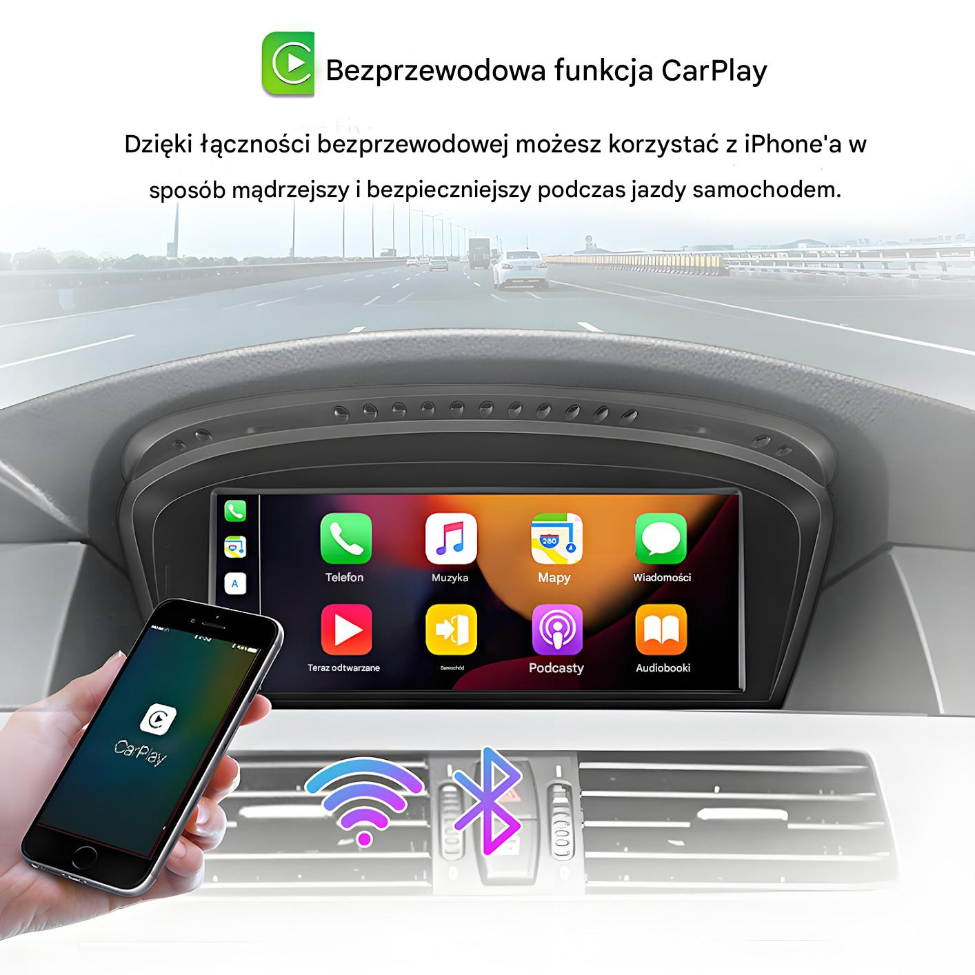 Telefon wyświetla CarPlay na ekranie samochodu. Dłoń trzyma telefon. Deska rozdzielcza samochodu i autostrada w tle.