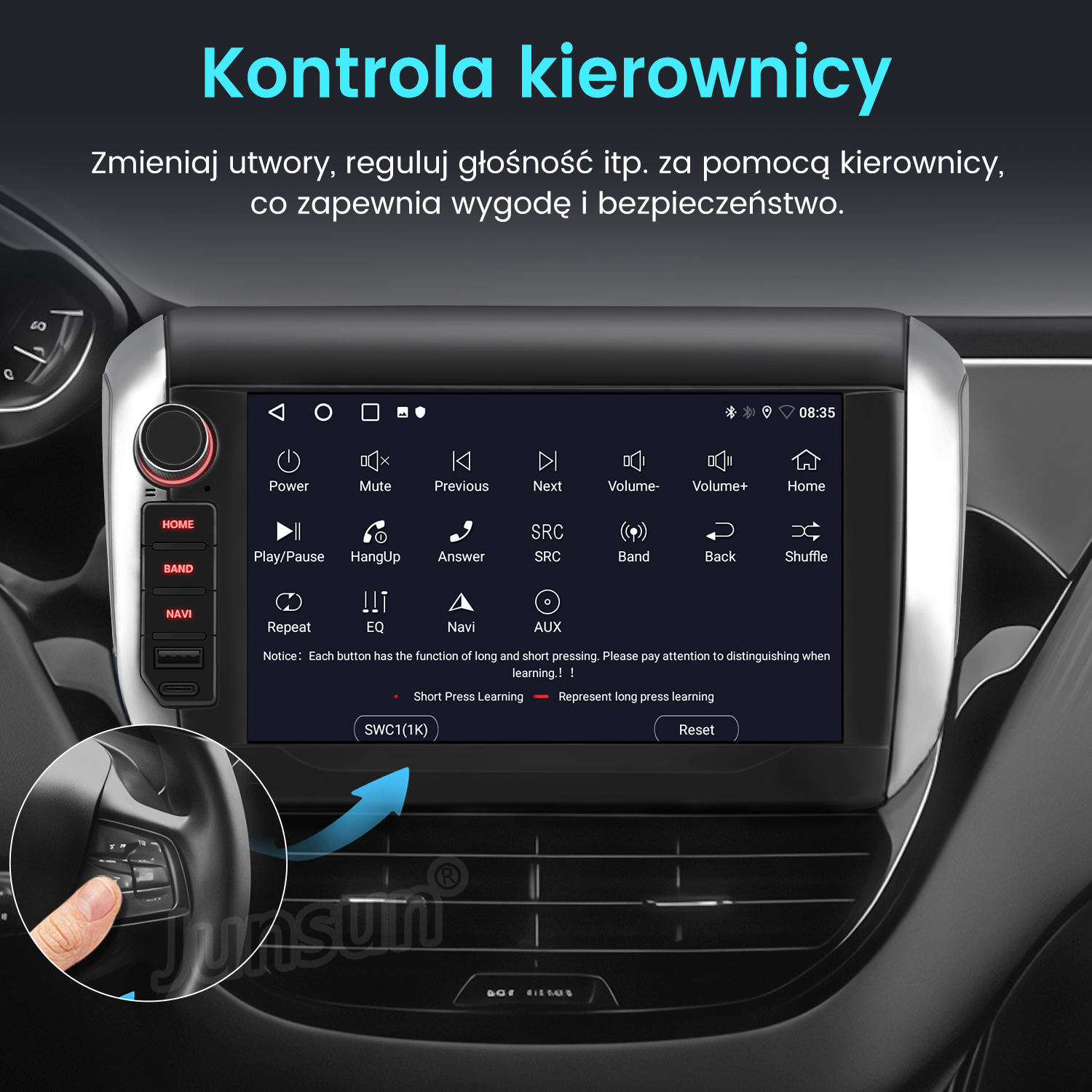 Wyświetlacz systemu informacyjno-rozrywkowego w samochodzie, pokazujący opcje sterowania. Widoczne przyciski na kierownicy z palcem naciskającym jeden. Tekst po polsku.