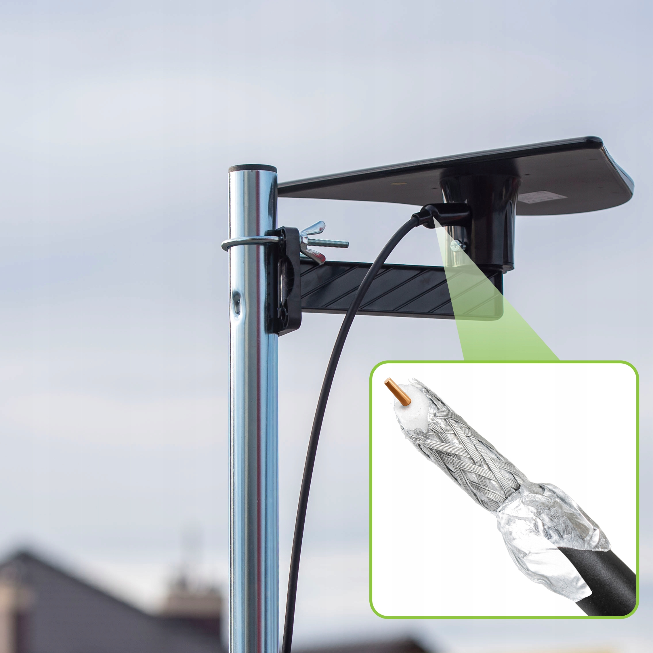 Antena zamontowana na słupie. Kabel jest podłączony do anteny. Wstawka pokazuje przekrój kabla.