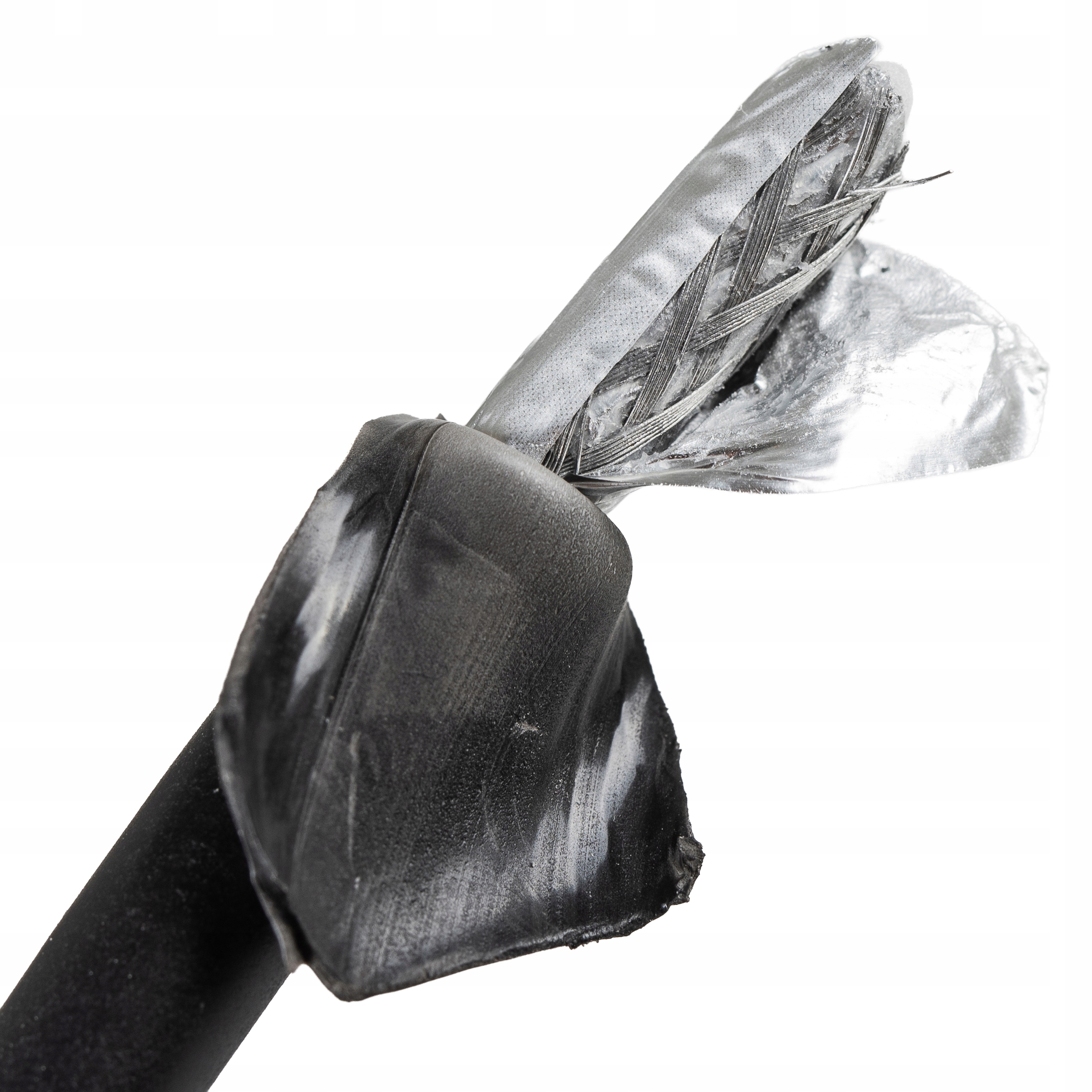 Zbliżenie przeciętego kabla. Widoczna czarna izolacja zewnętrzna, srebrne ekranowanie i wewnętrzne przewody, na białym tle.