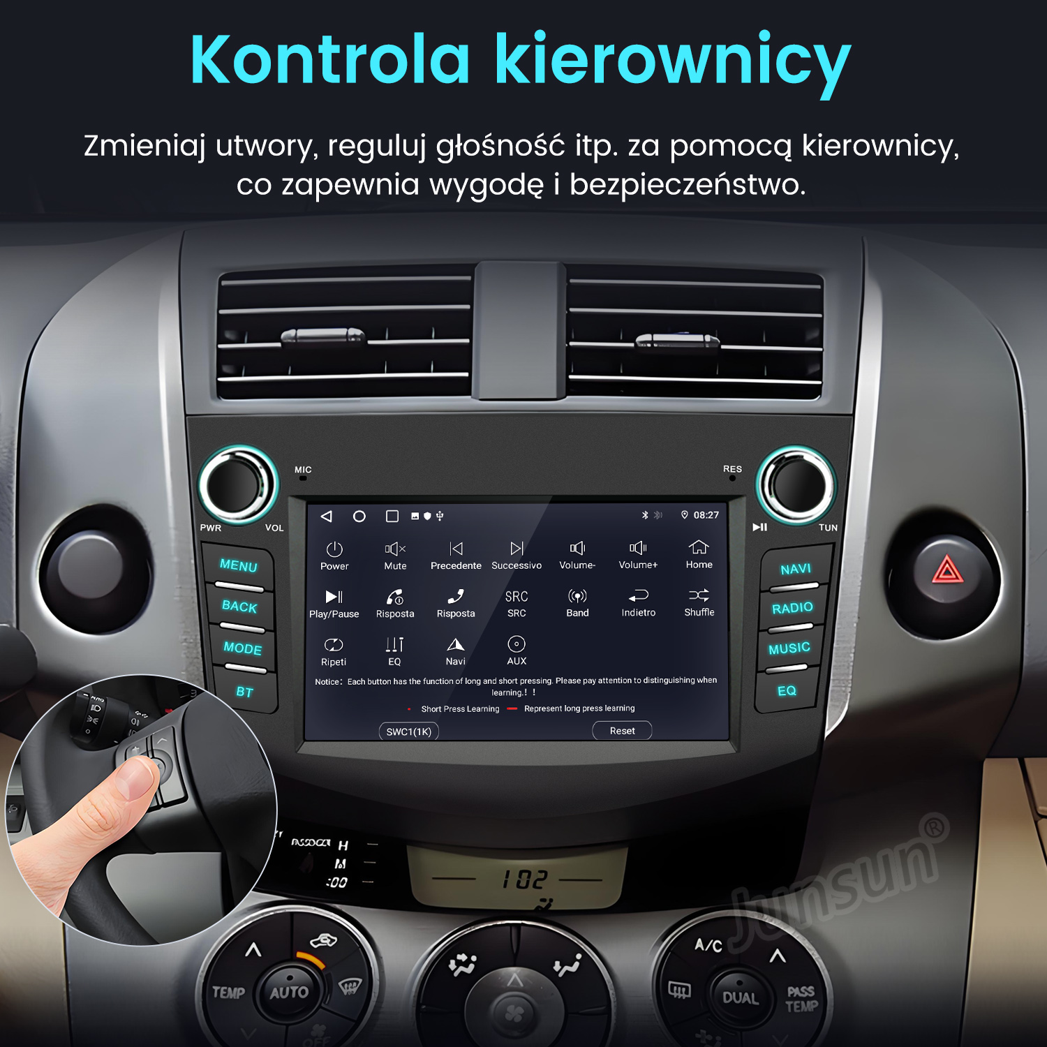 Deska rozdzielcza samochodu z ekranem i elementami sterującymi. Ręka naciska przycisk na kierownicy. Tekst brzmi 'Kontrola kierownicy'.