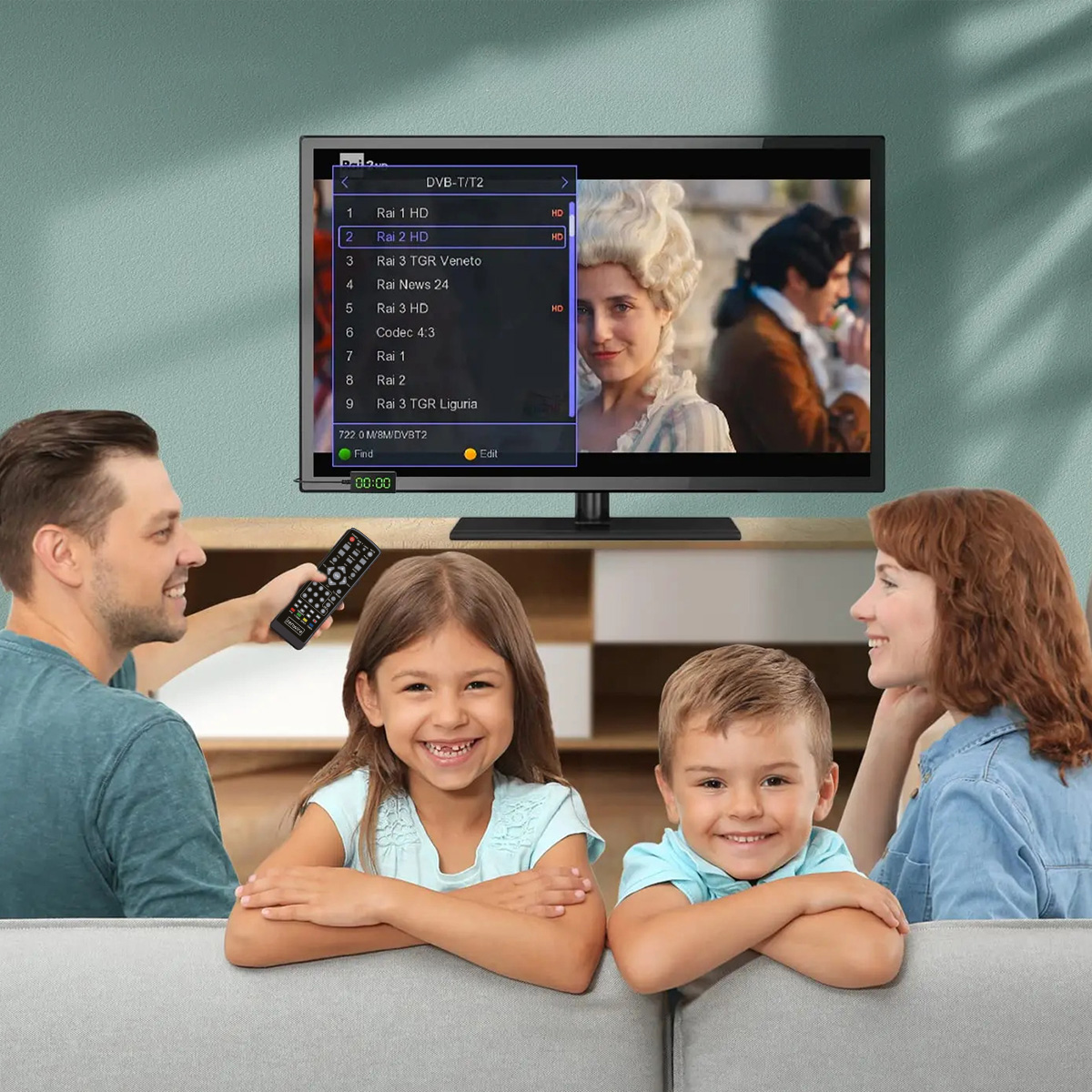 Rodzina ogląda telewizję z pilotem. Mężczyzna i kobieta siedzą na kanapie z dwójką dzieci. Telewizor wyświetla listę kanałów.