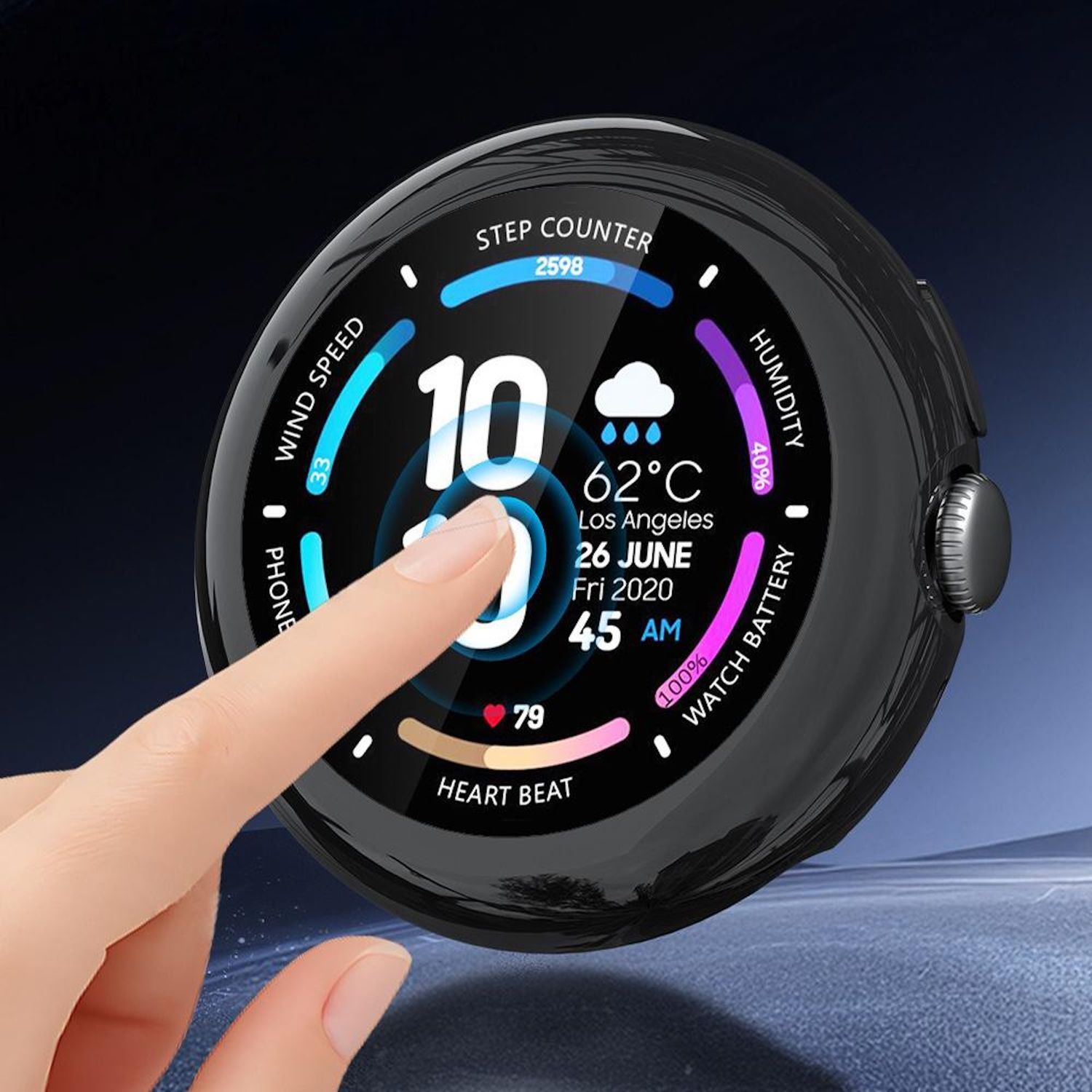 Un dito tocca uno smartwatch. Il display mostra ora, meteo e dati sanitari. Orologio nero con pulsante argento.