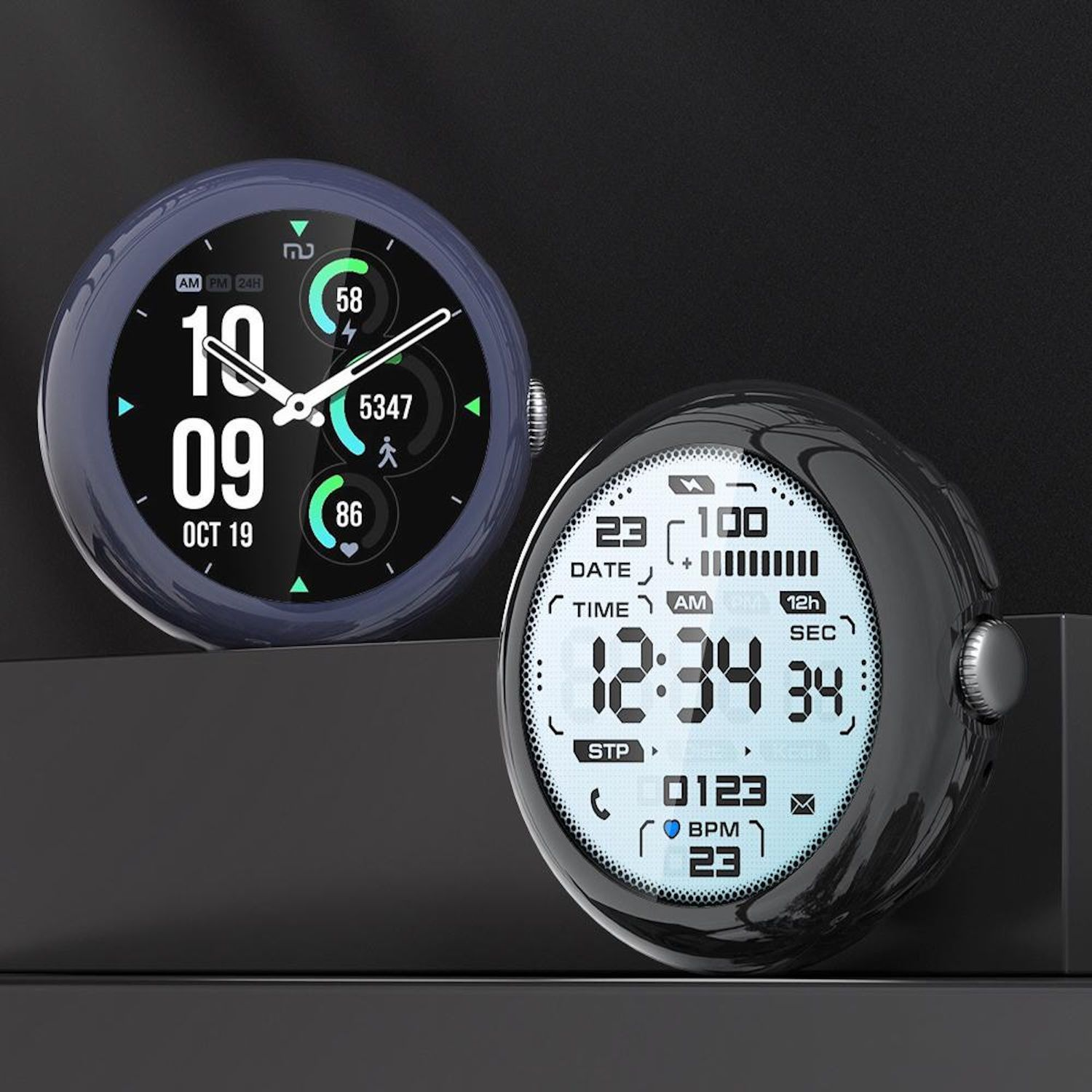 Due smartwatch su una superficie scura. Uno blu con data e ora, l'altro nero che mostra dati simili. Entrambi mostrano informazioni digitali.
