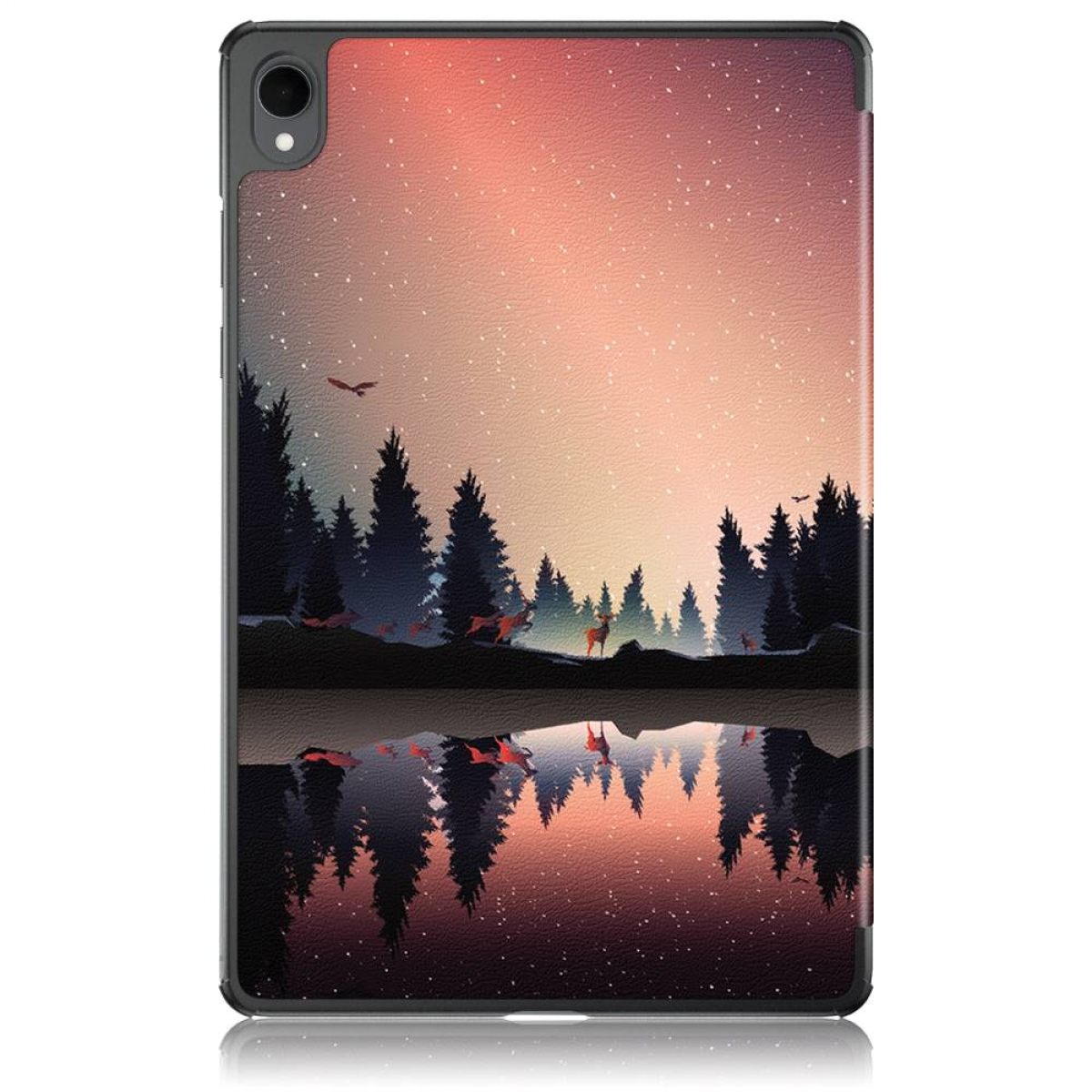 Eine Tablet-Hülle mit einer Waldszene. Bäume und Hirsche spiegeln sich im See. Der Himmel ist orange und sternenbesetzt.