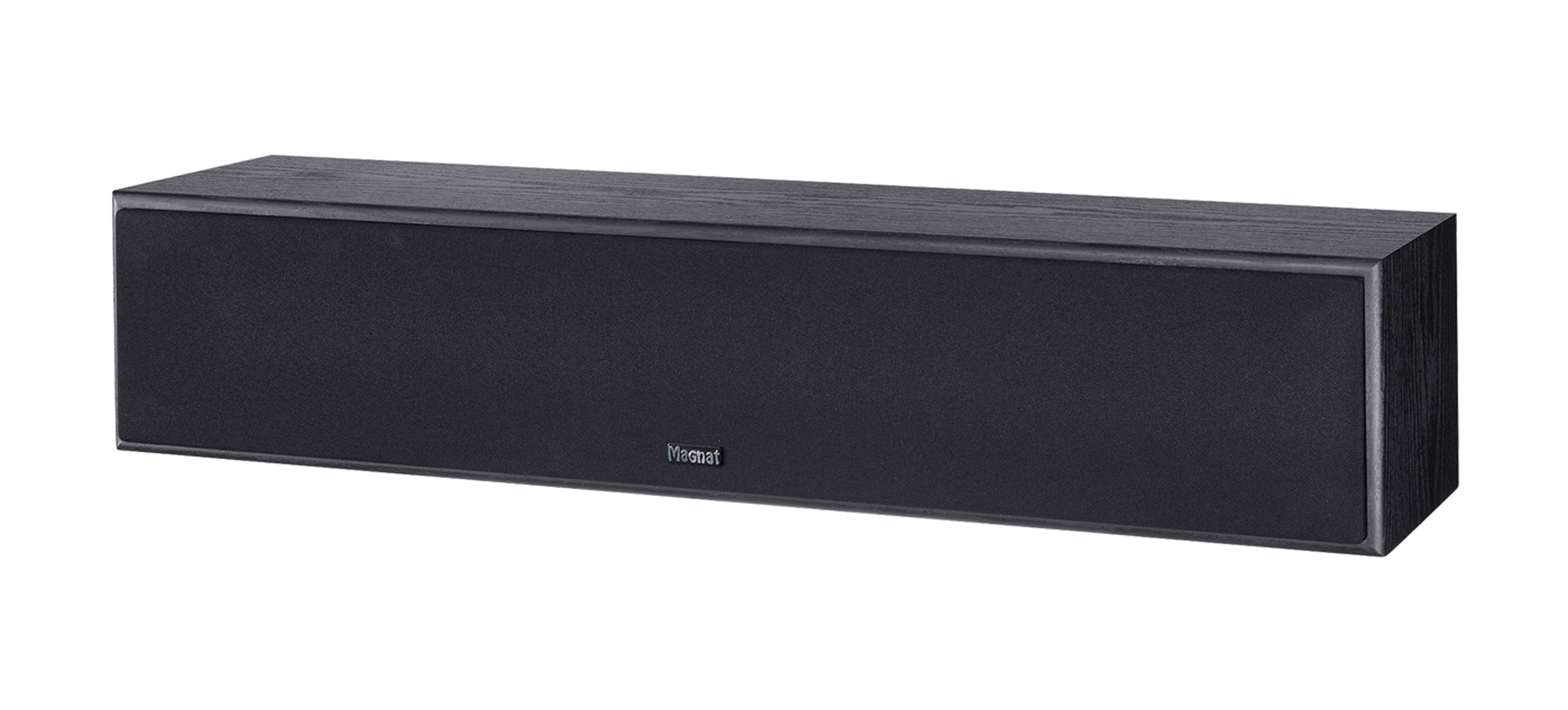 Een zwarte rechthoekige luidspreker met houten frame. Het Magnat-logo is zichtbaar. Het is een soundbar.