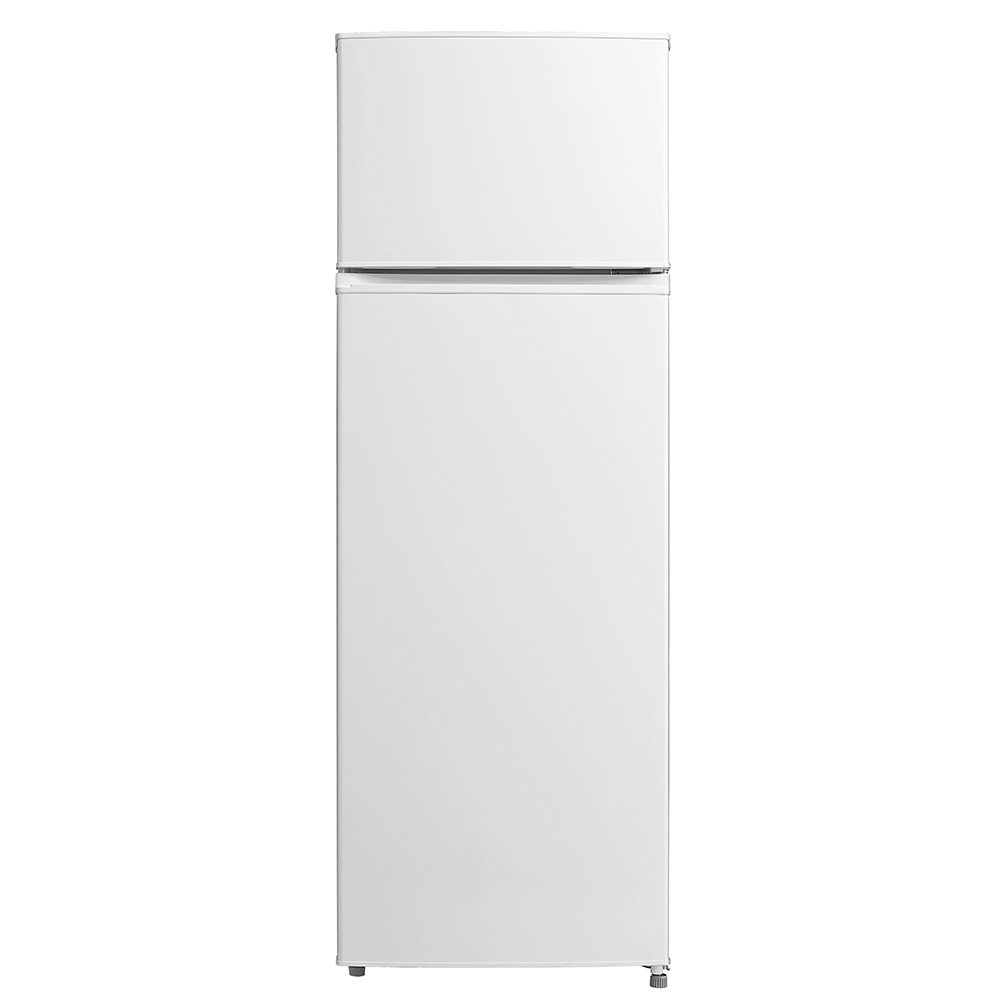 Un frigorifero bianco con congelatore superiore. È su sfondo bianco. Le maniglie delle porte non sono visibili.