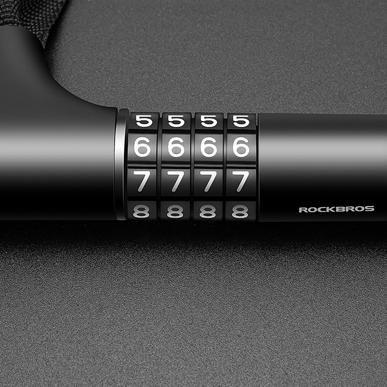 Zbliżenie czarnej kłódki szyfrowej z białymi cyframi. Wyświetlane numery to 5555, 6666, 7777 i 8888. Widoczna jest marka RockBros.