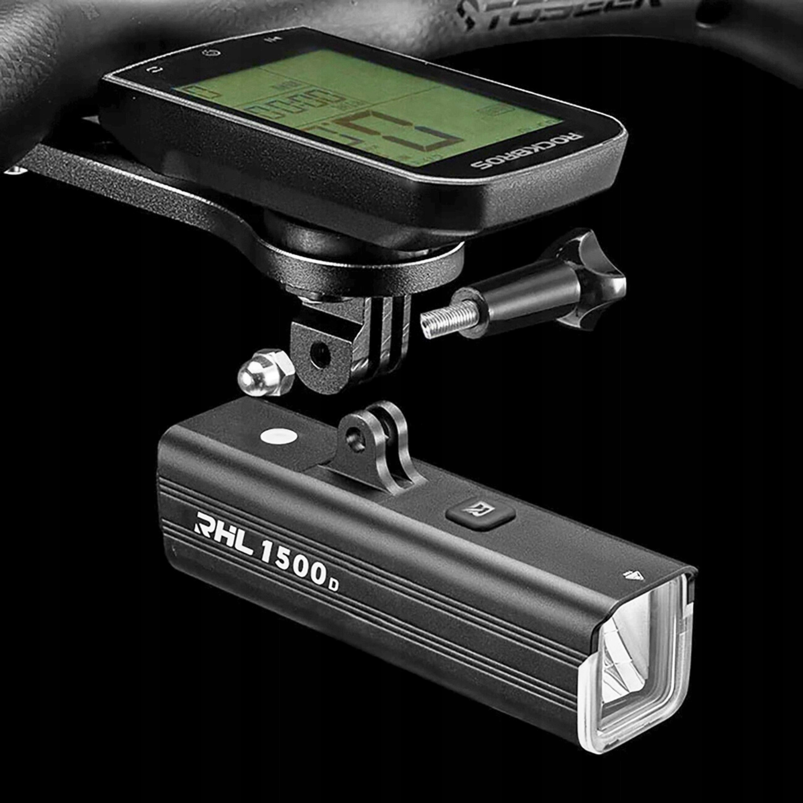 Czarna lampka rowerowa i komputer z ekranem, przymocowane do kierownicy, czarne tło.