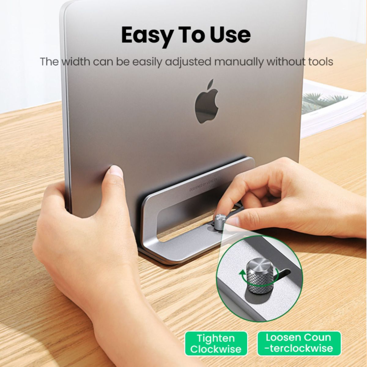 Ręka reguluje stojak na laptopa. Laptop spoczywa na stojaku. Tekst brzmi 'Łatwy w użyciu' i 'Szerokość można regulować ręcznie'.